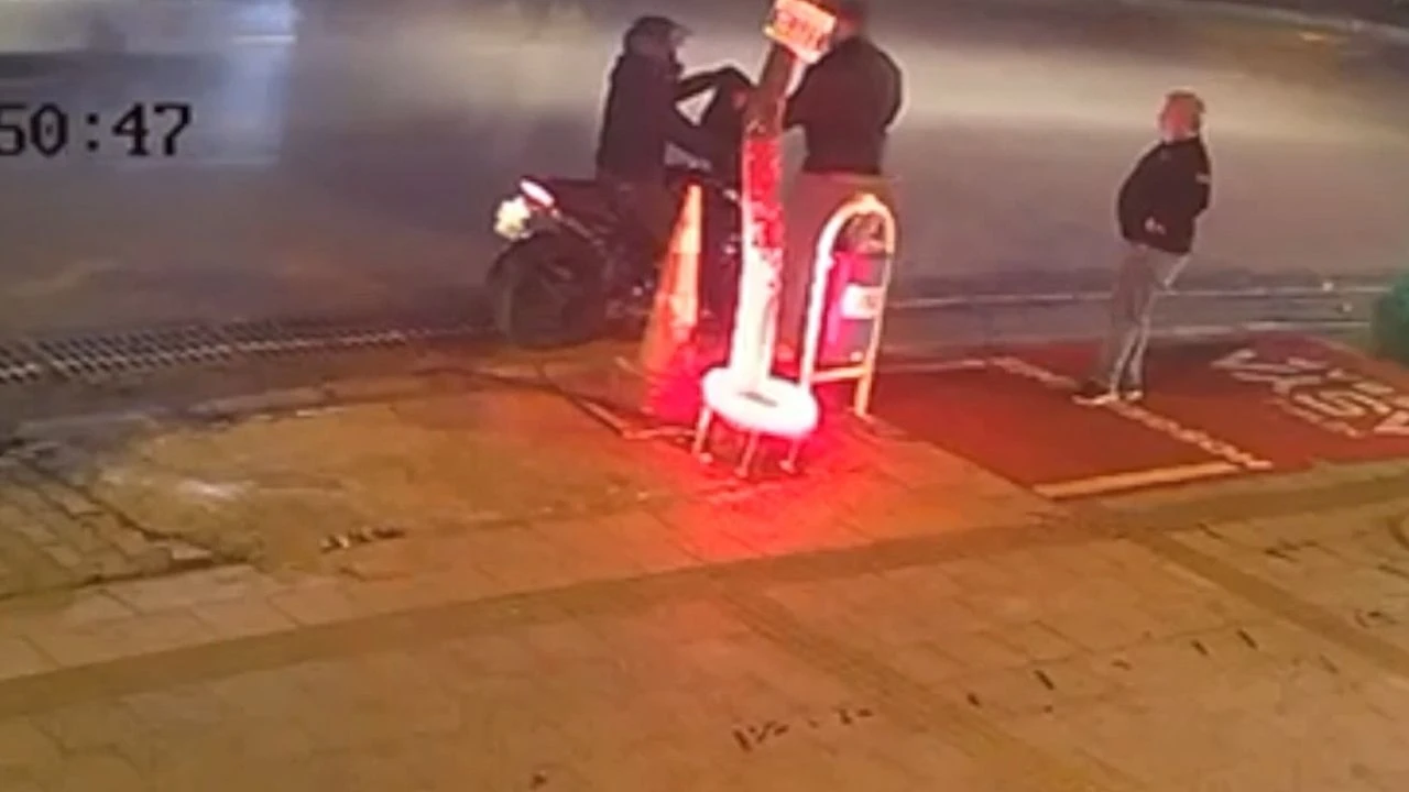 Turgut Özal Bulvarı’nda hafif ticari araç duran motosiklete çarptı