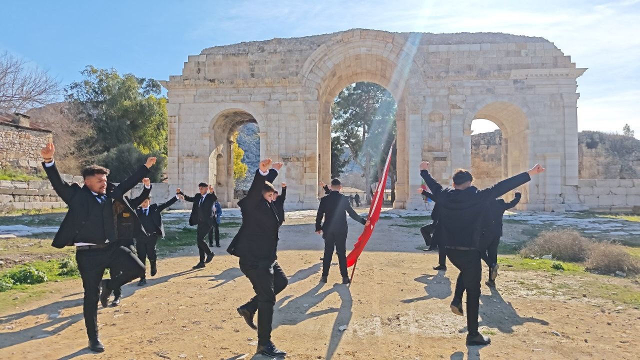 Öğrenciler Anvarza'da zeybek oynadı