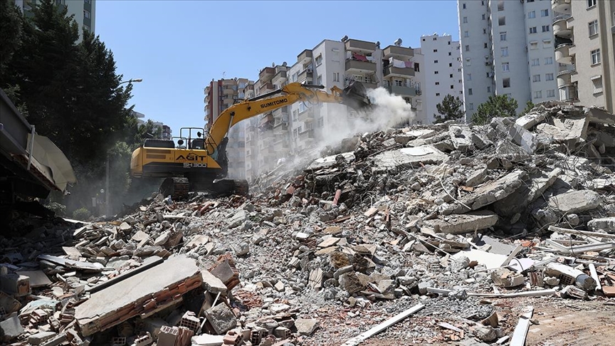 Aladağ’da depreme dayanıksız üç okul için yıkım başladı