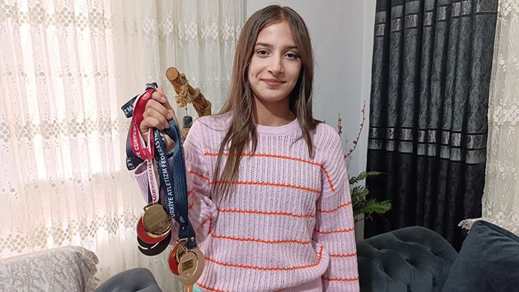 Adanalı sporcu Emine Elif Özer sırıkla atlamada yükselişini sürdürüyor