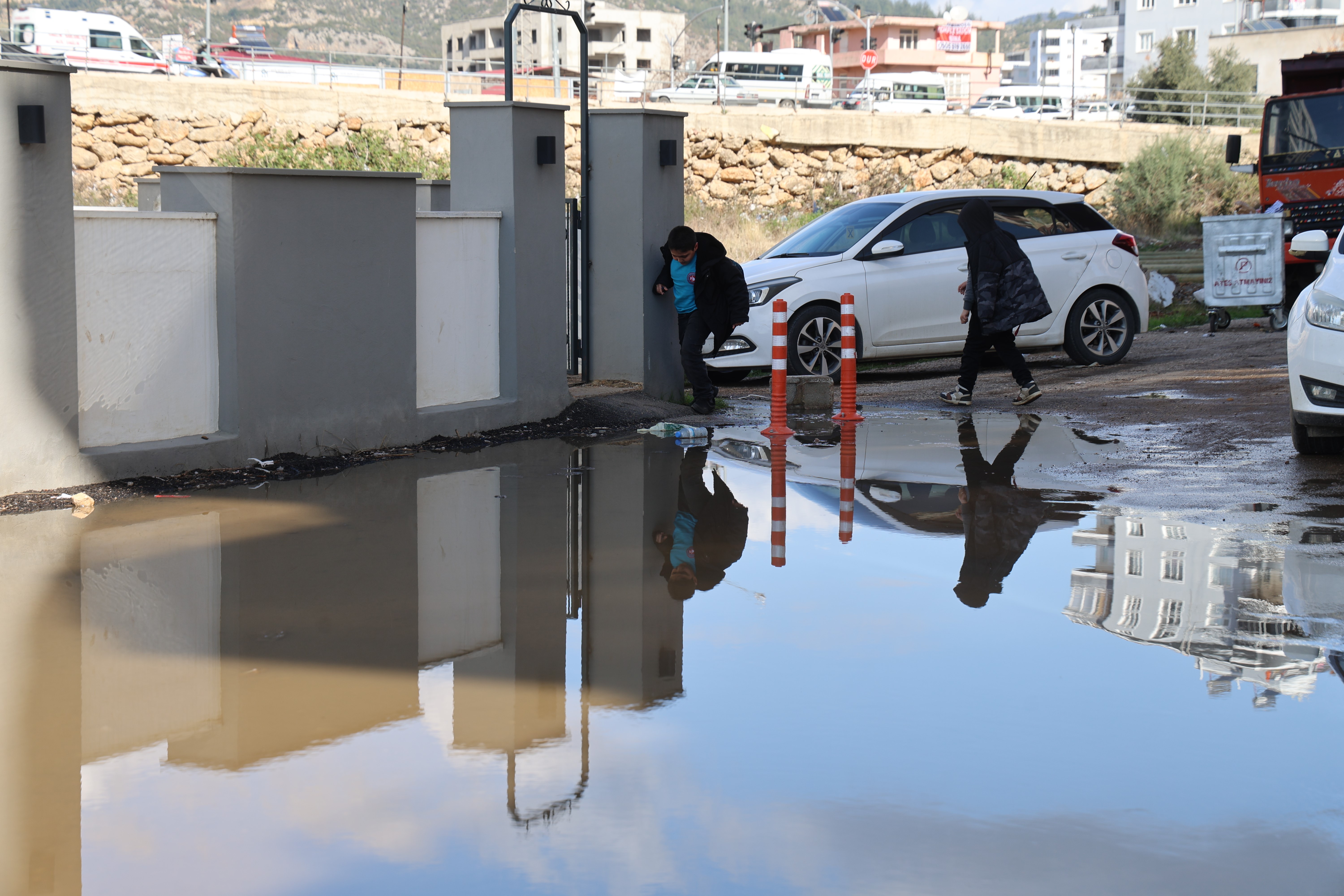 Adana'da iğrenç manzara: Lağımlar sokağa taşıyor, çocuklar üzerinden atlamak zorunda kalıyor