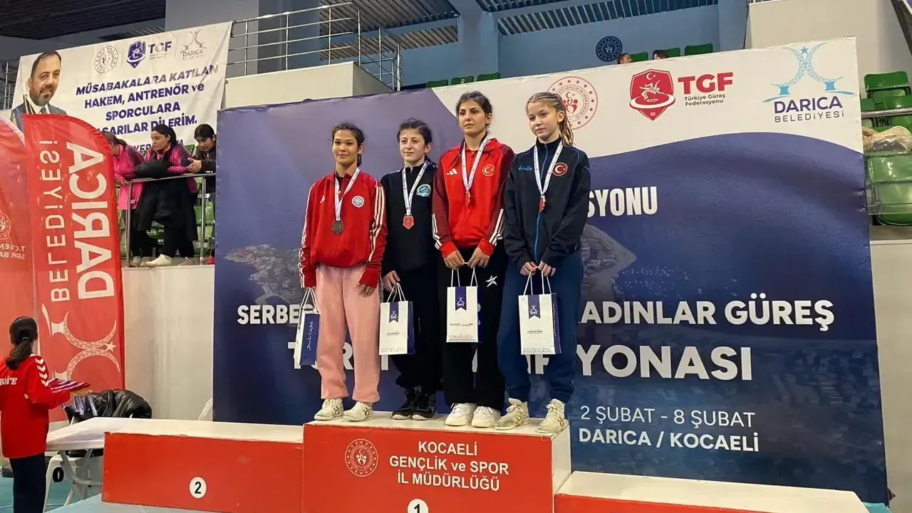 Fekeli sporcu Damla Ünal Türkiye kürsüsünde