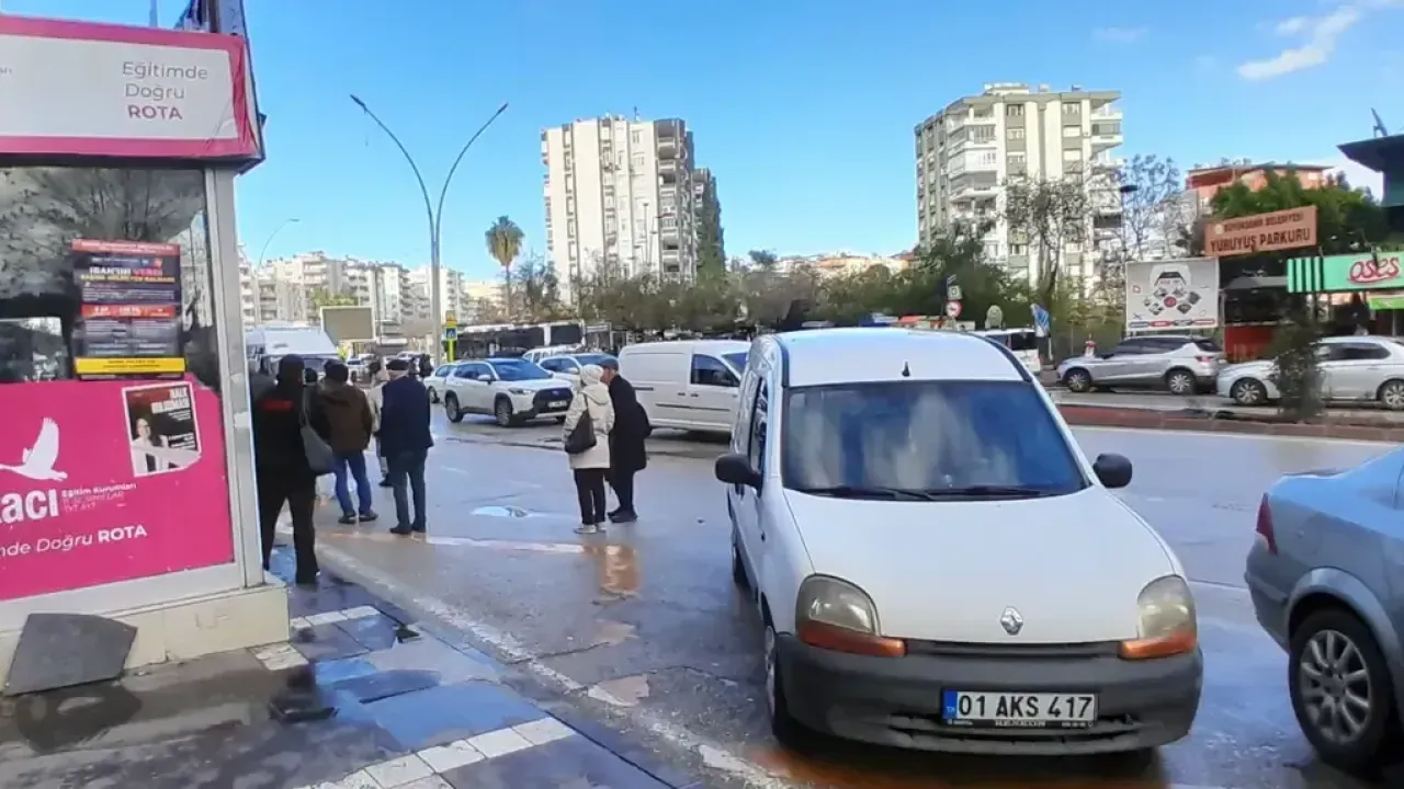 Adana’da Duygu Cafe önündeki otobüs durağı günlük krize dönüştü