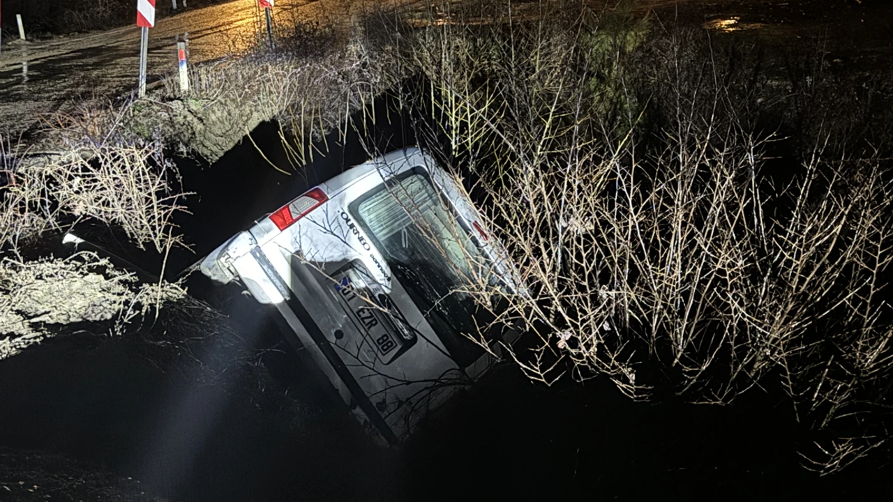 Adana’nın Feke ilçesinde hafif ticari araç dereye uçtu