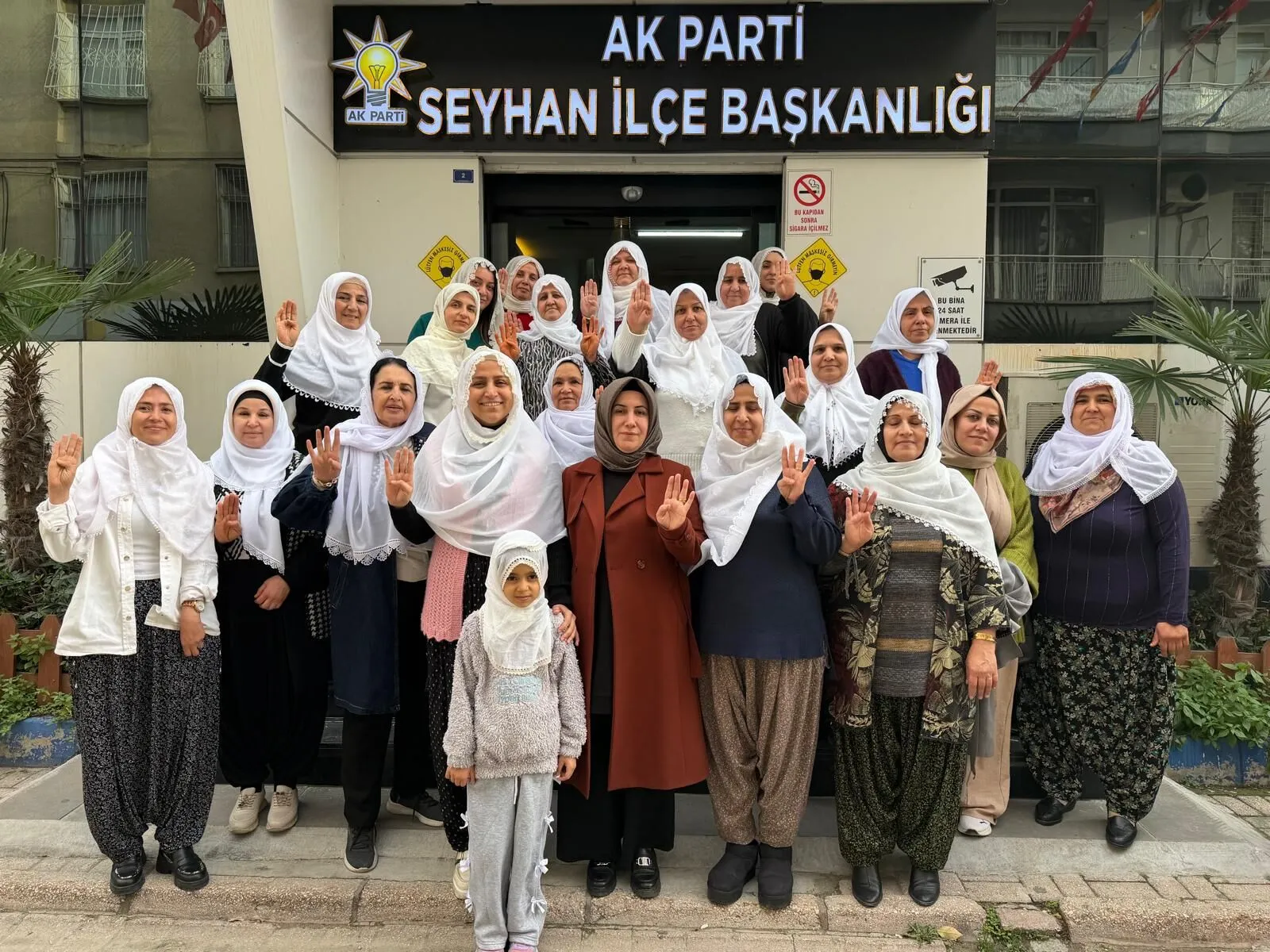 AK Parti Seyhan İlçe Kadın Kolları’ndan Mihalgazi Belediye Başkanı Akgün’e destek