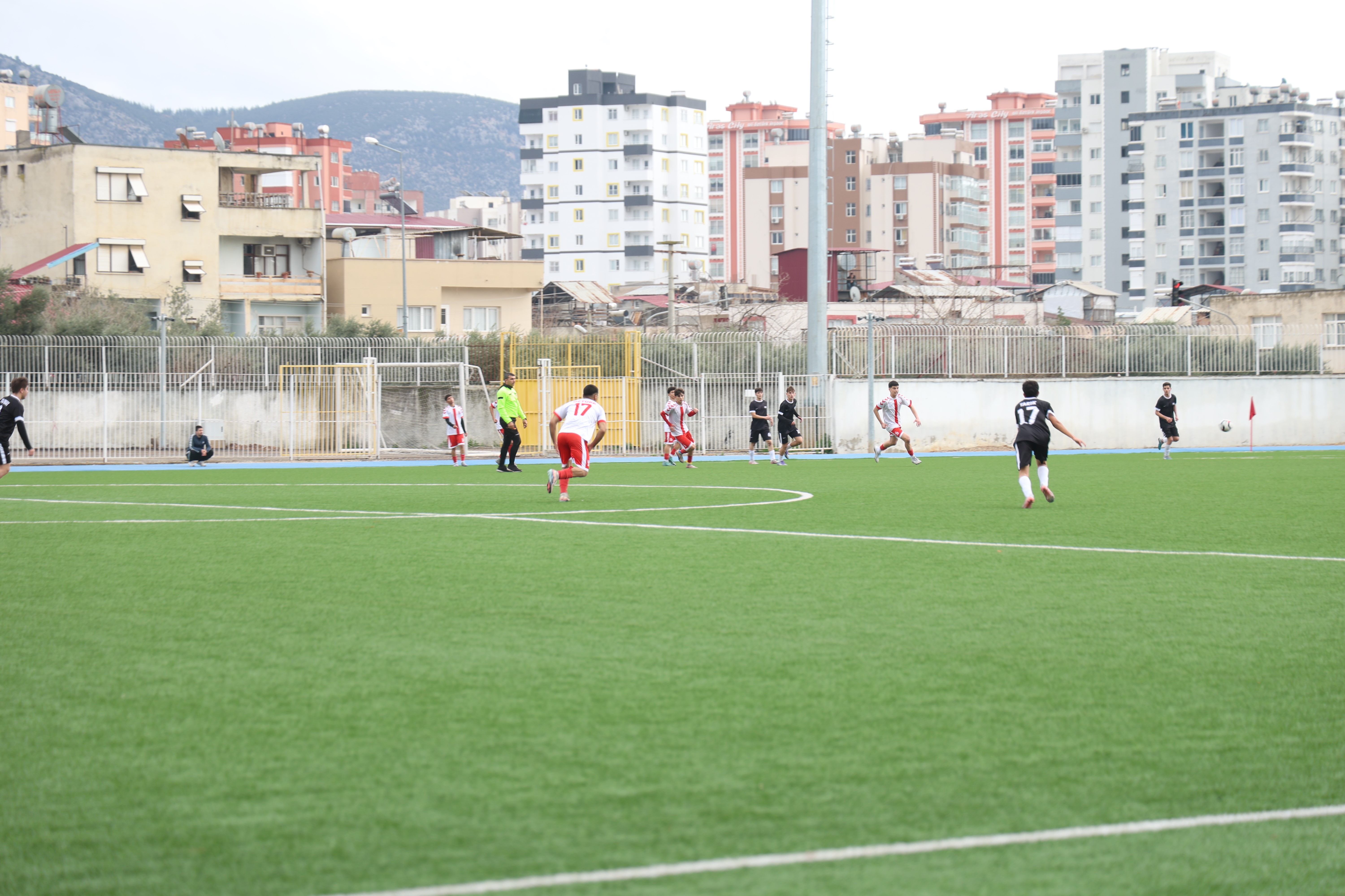 Adana'da liseli gençlerin maç heyecanı çıkan kavgayla yarıda kaldı