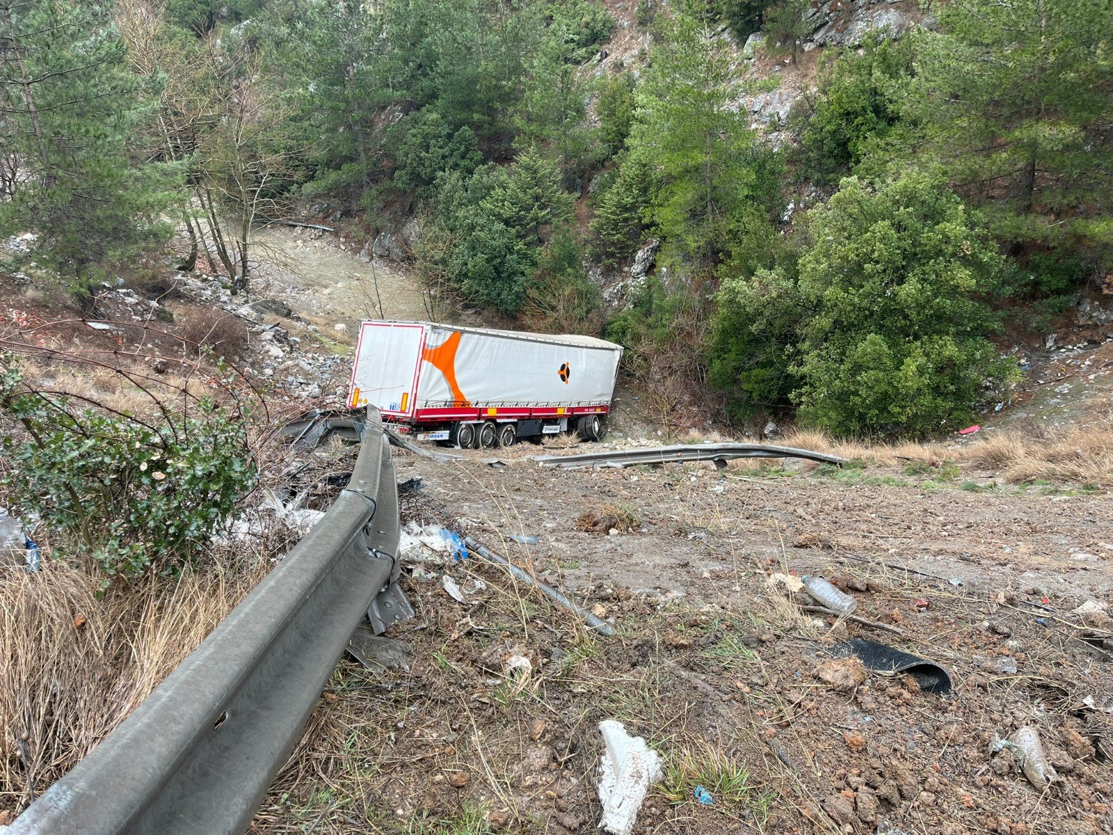 Otoyolda tır bariyerlere çarpıp şarampole yuvarlandı: 2 kişi yaralandı