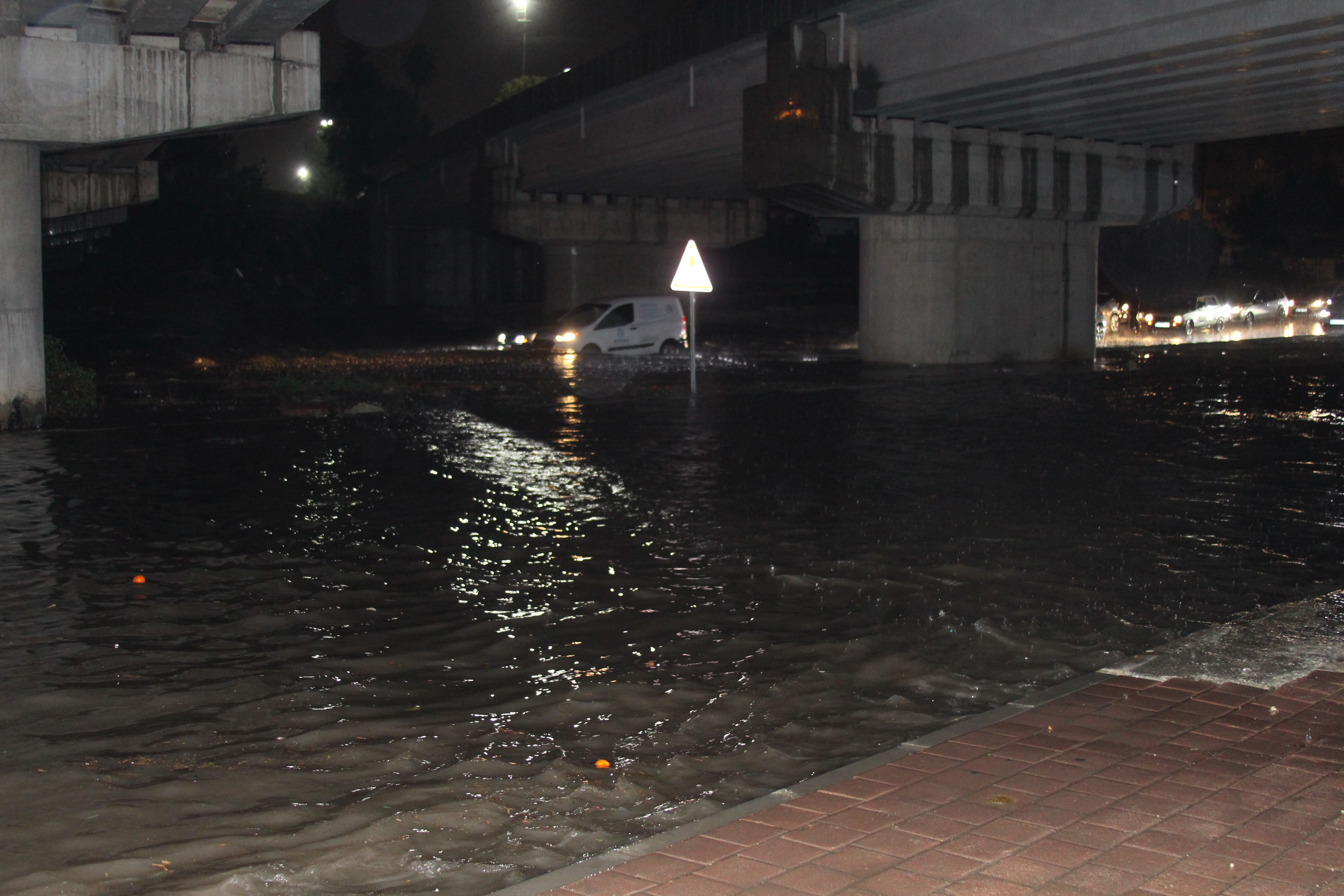 Adana’da gece bastıran sağanak yağış yolları göle çevirdi