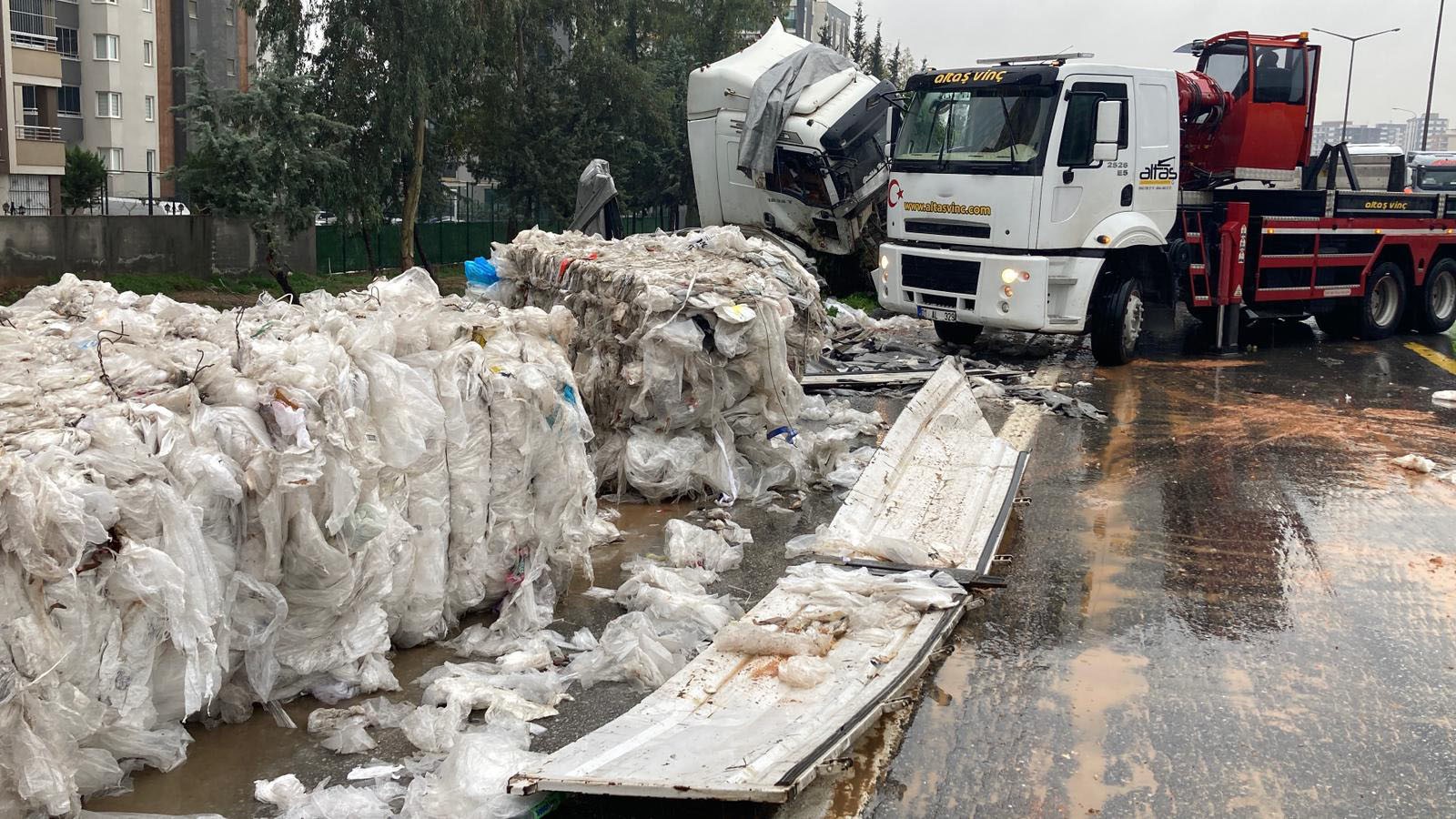 Naylon atık yüklü tır bariyerlere çarptı, otoyol çöplüğe döndü