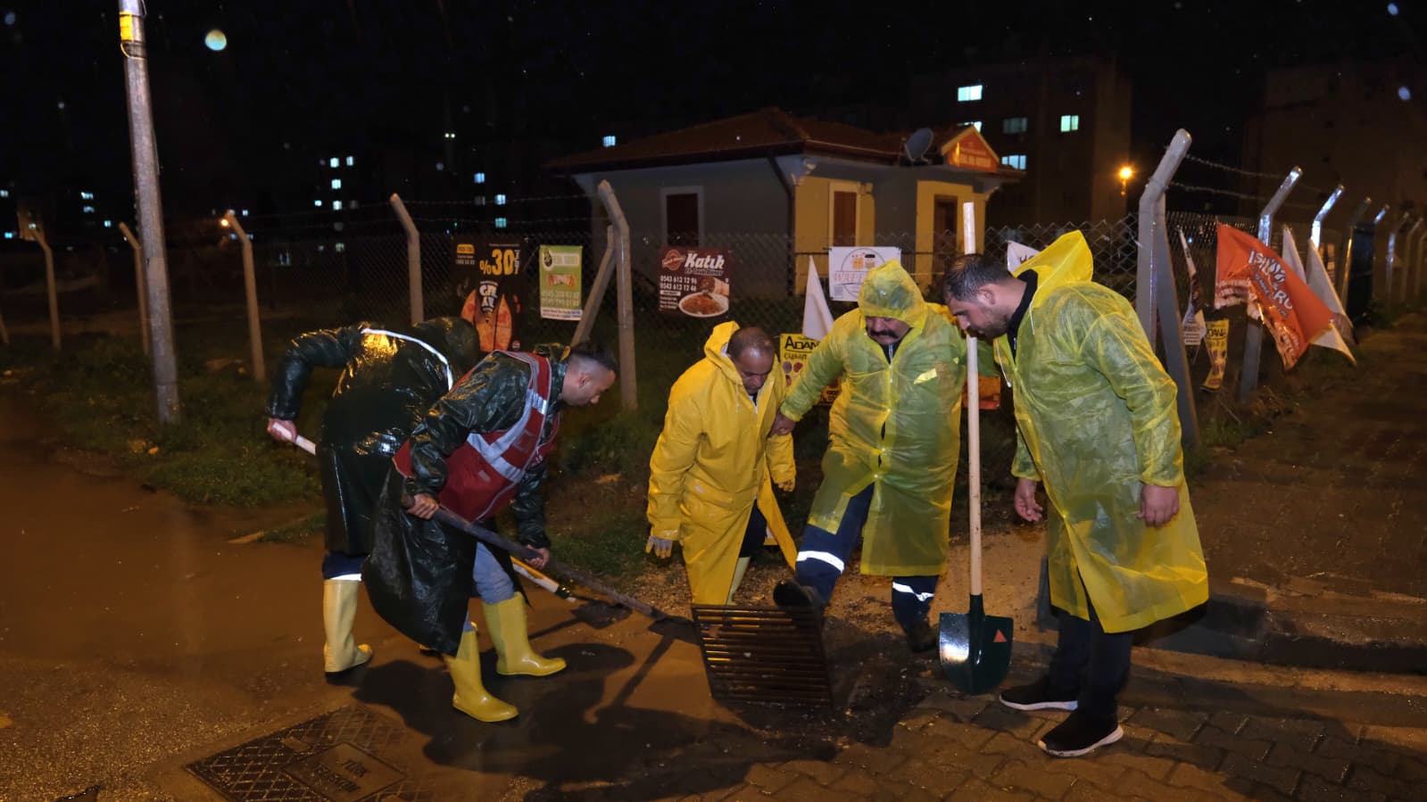 Ceyhan Belediyesi 40 Araç, 200 Personelle Sağanak Yağışa Karşı Seferber Oldu