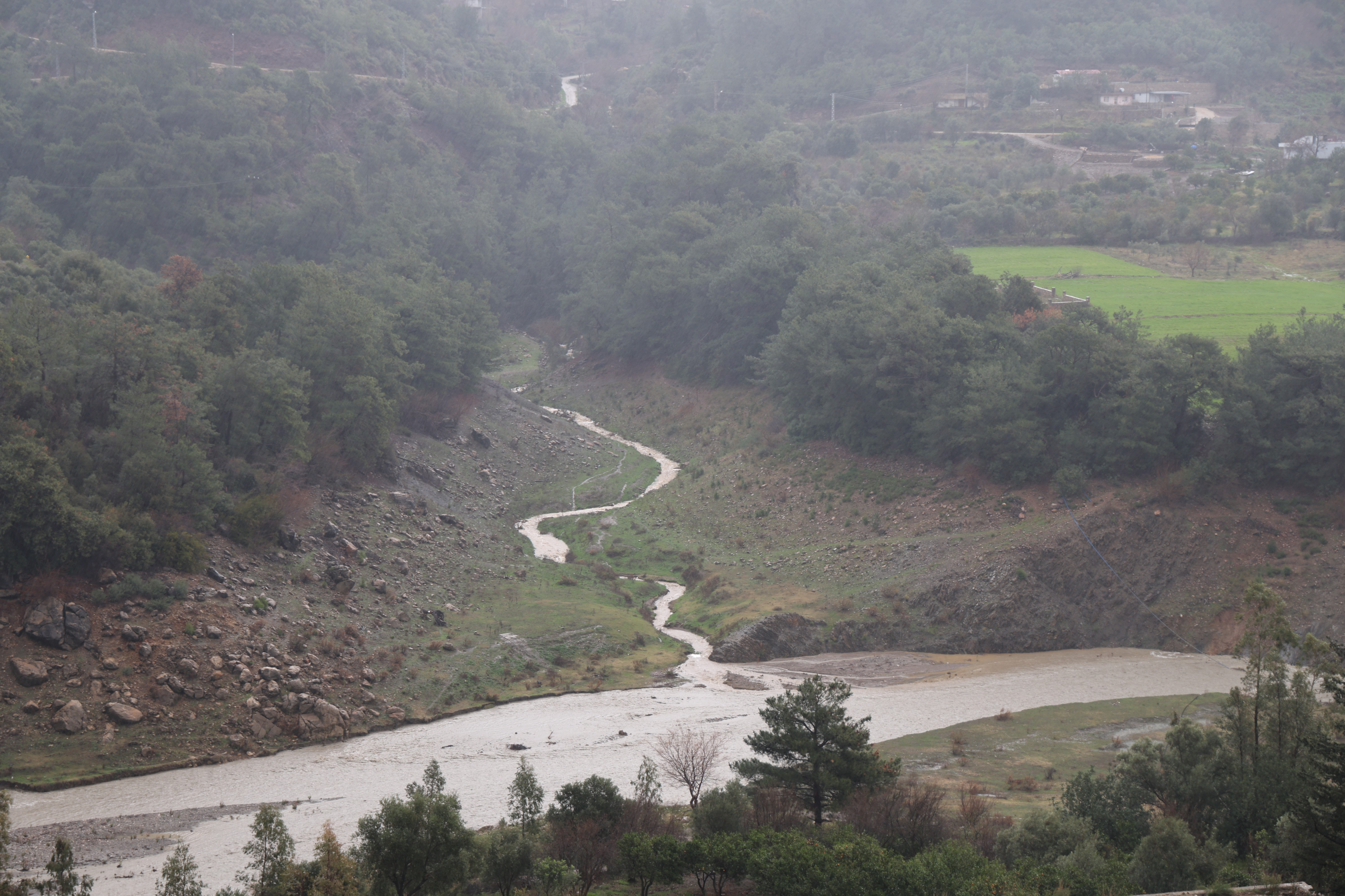 Kozan'da sağanakla birlikte kuruyan kaynaklar yeniden canlandı