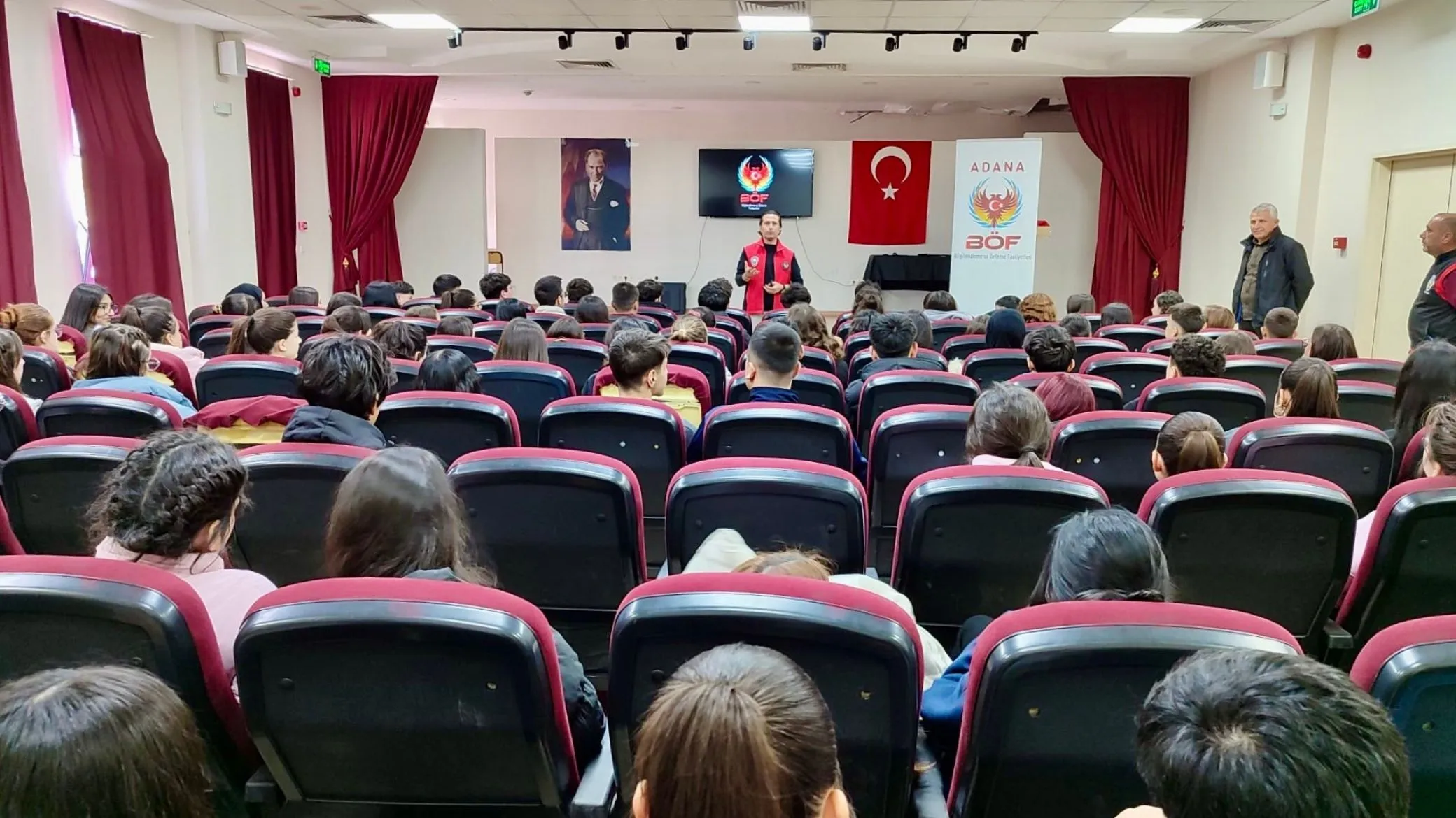Adana’da gençlere dijital tehditlere karşı bilinçlendirme eğitimi verildi
