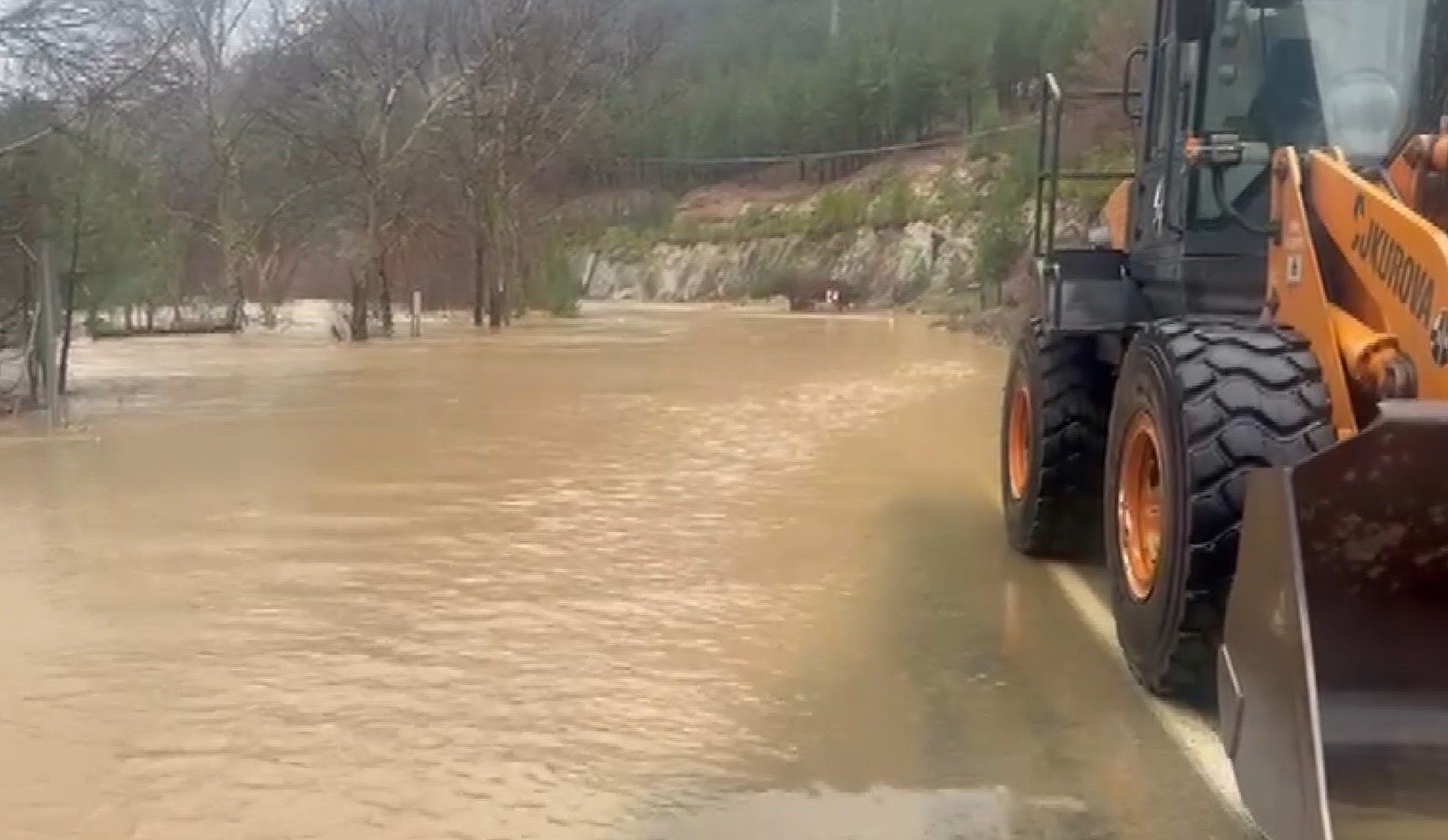 Feke–Saimbeyli karayolu Göksu Nehri'nin taşması nedeniyle ulaşıma kapatıldı