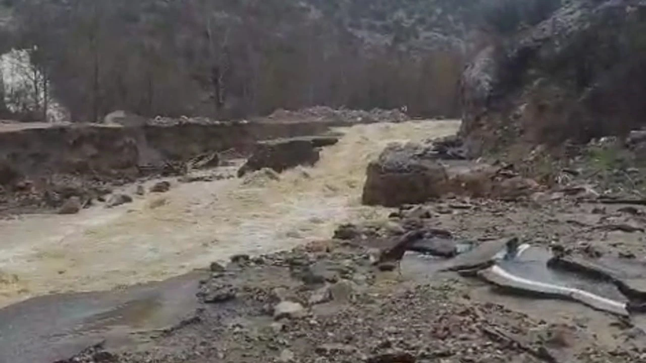 Aladağ-İmamoğlu yolu kontrollü açıldı, Feke-Saimbeyli yolu ulaşıma kapandı