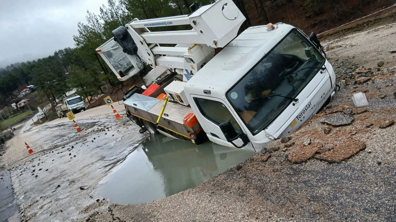 Aladağ’da su hattı patladı, araç yolda oluşan çukura düştü