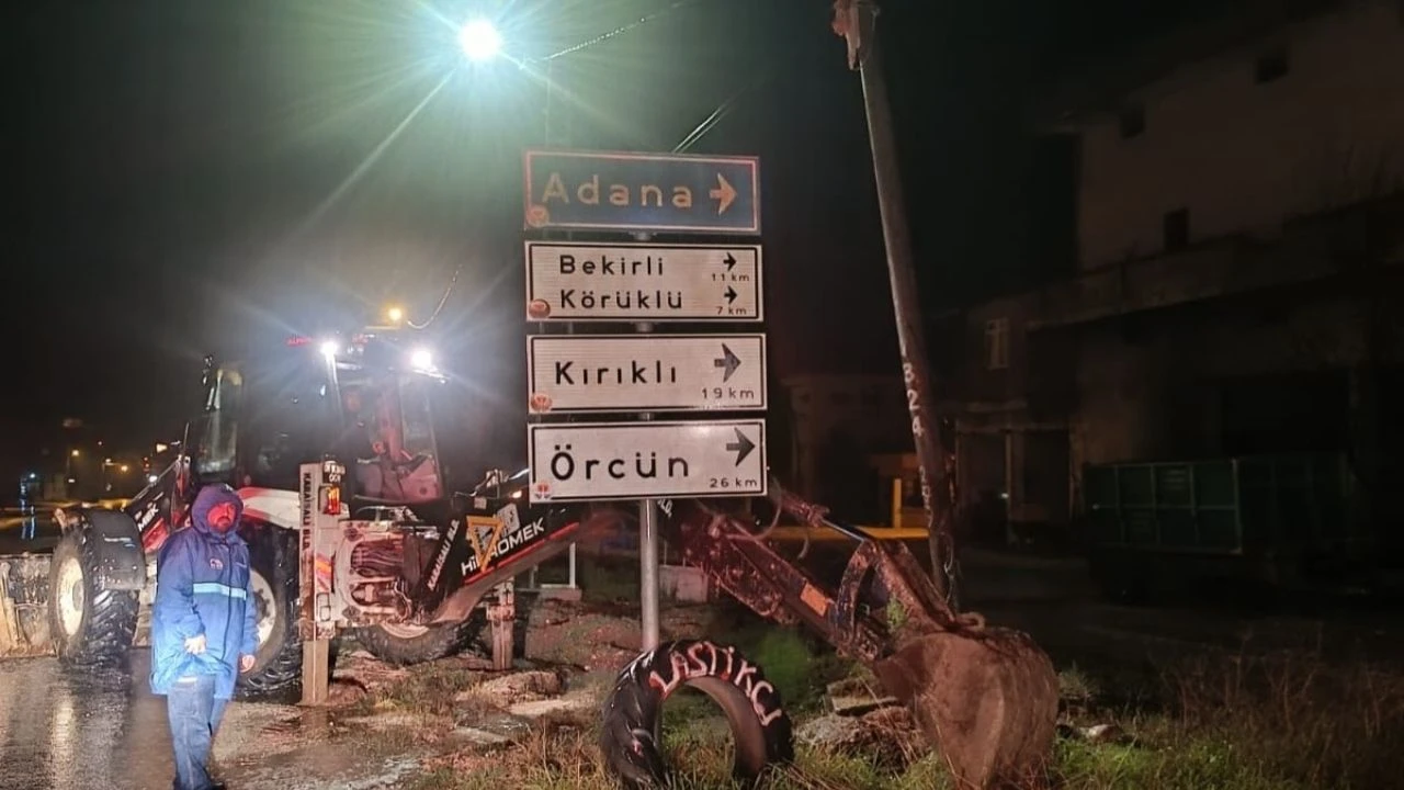 Karaisalı’da sağanak yolları kapattı, belediye ekipleri gece boyunca seferber oldu