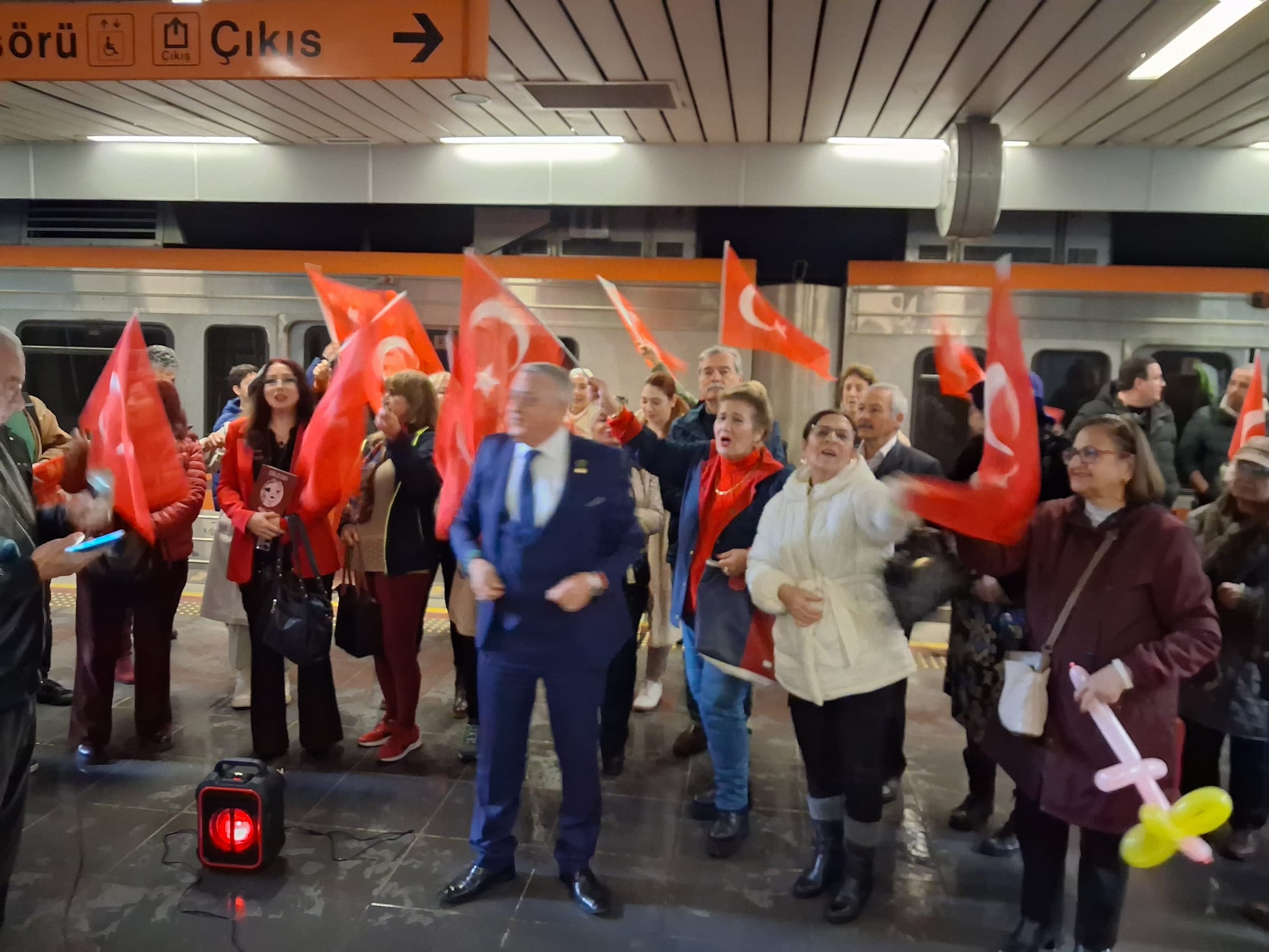 Raylar Üzerinde Aşk ve Öykü: Metroda 93 Kalemden Edebiyat Coşkusu