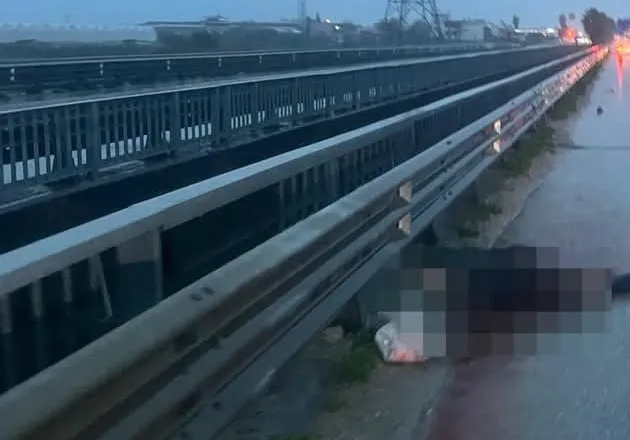 Ceyhan’da yol kenarında yürüyen yaşlı adama minibüs çarptı