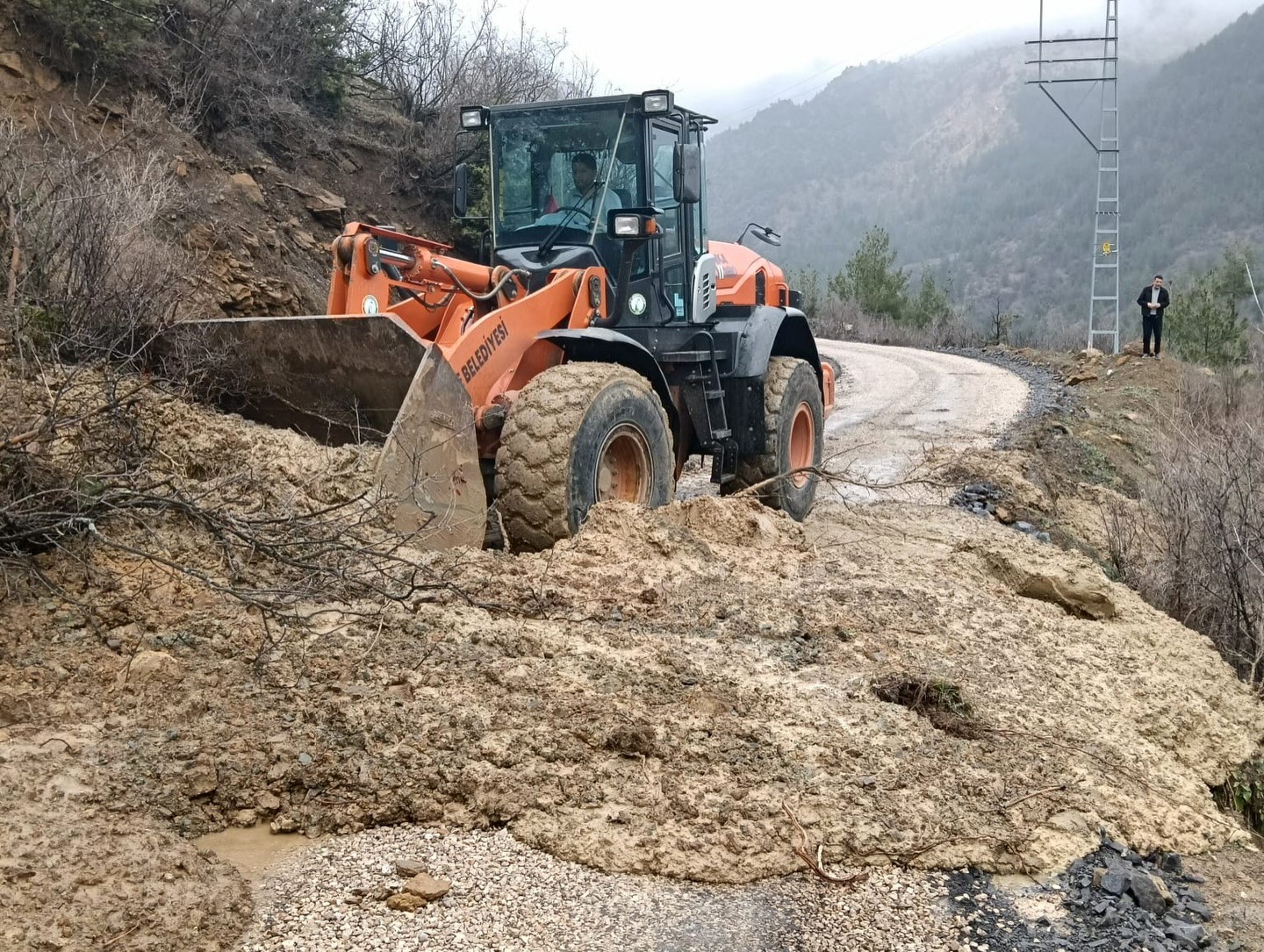 Feke'de sel ve heyelan sonrası kapanan yollar ulaşıma açılıyor