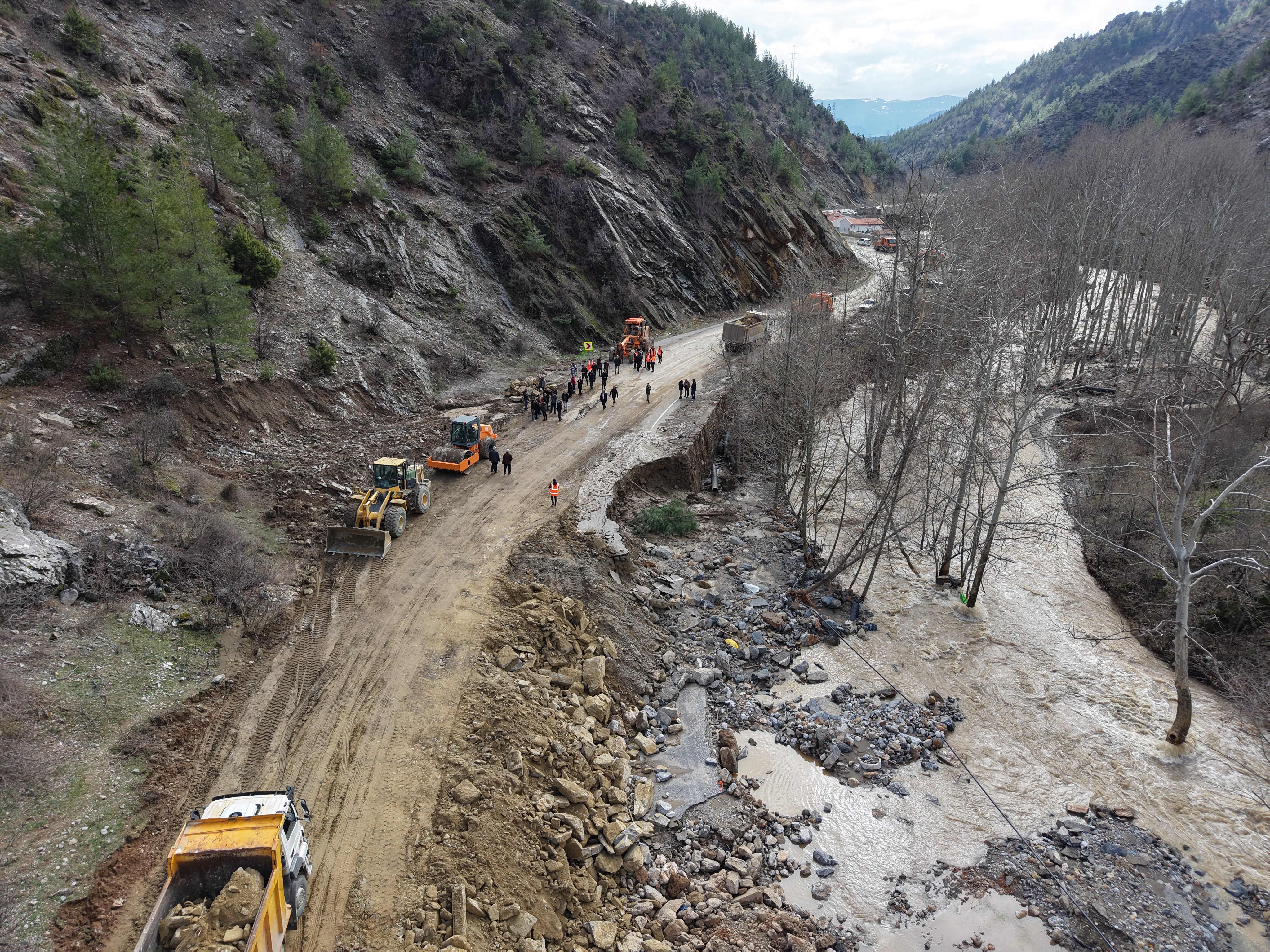 Kayseri-Adana karayolunda selin izleri siliniyor