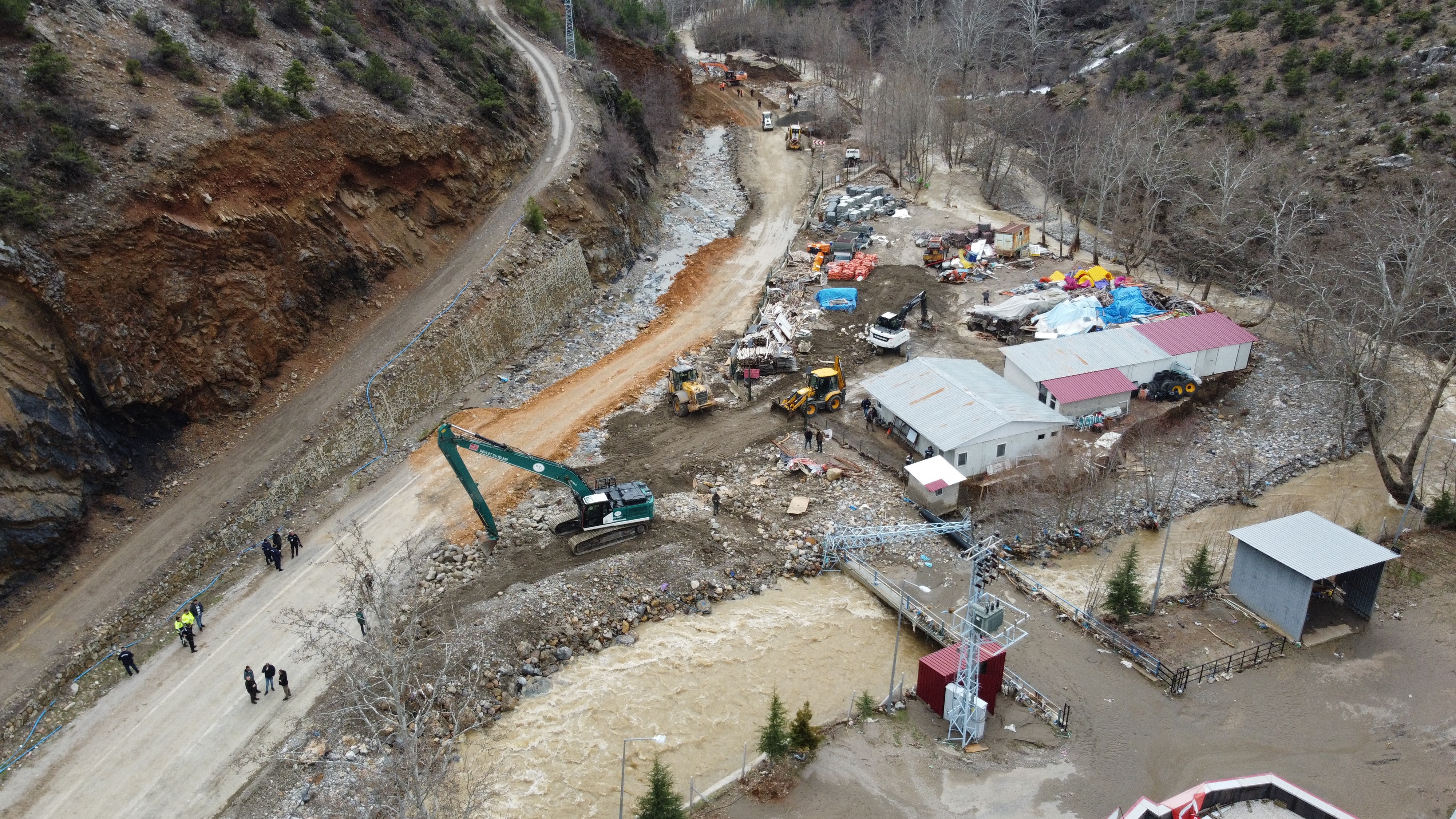 Adana'yı Kayseri ve Sivas'a bağlayan güzergahta ulaşım kontrollü sağlanıyor