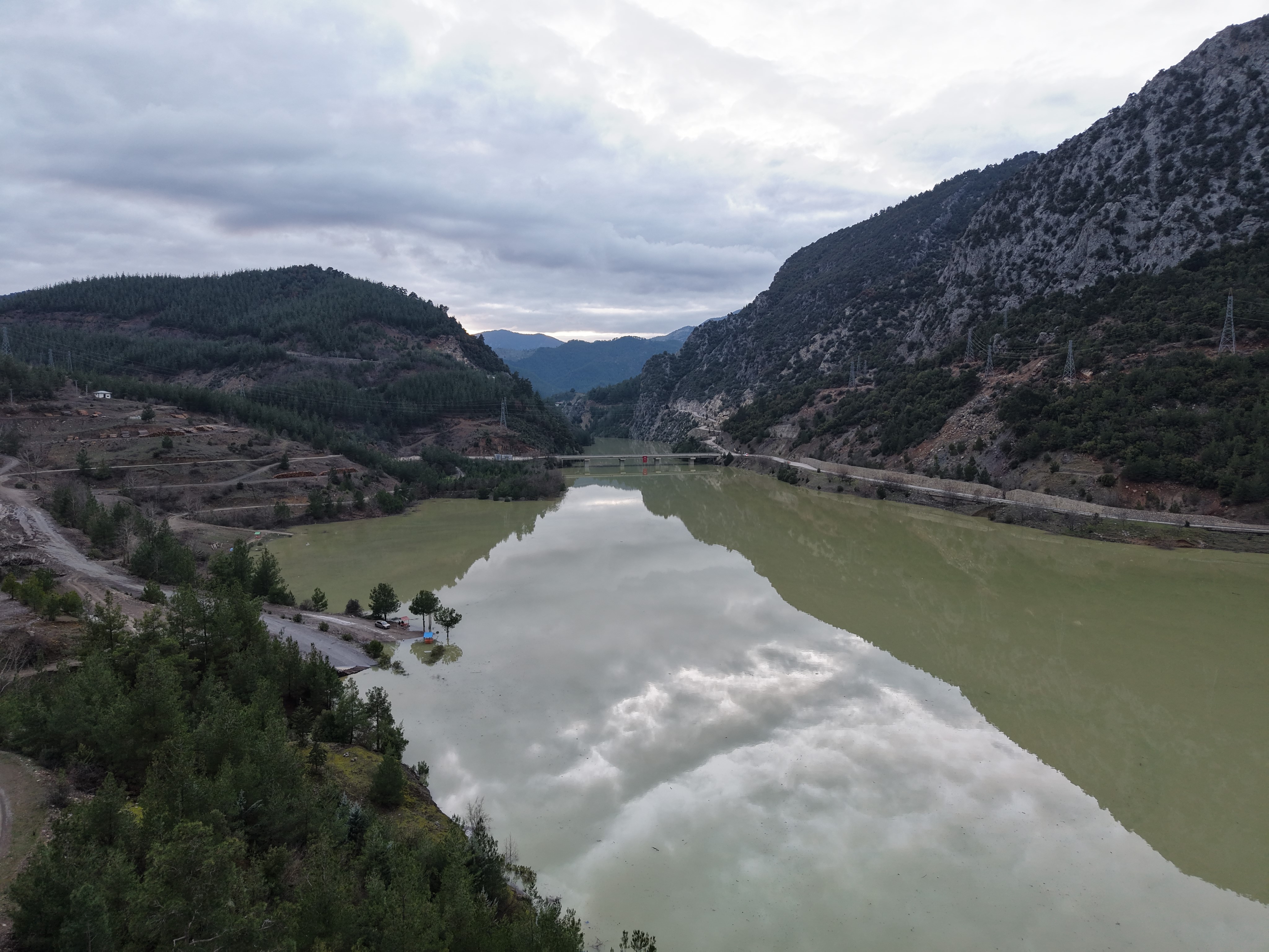 Feke Barajı'nda yükselen su seviyesi yüz güldürüyor