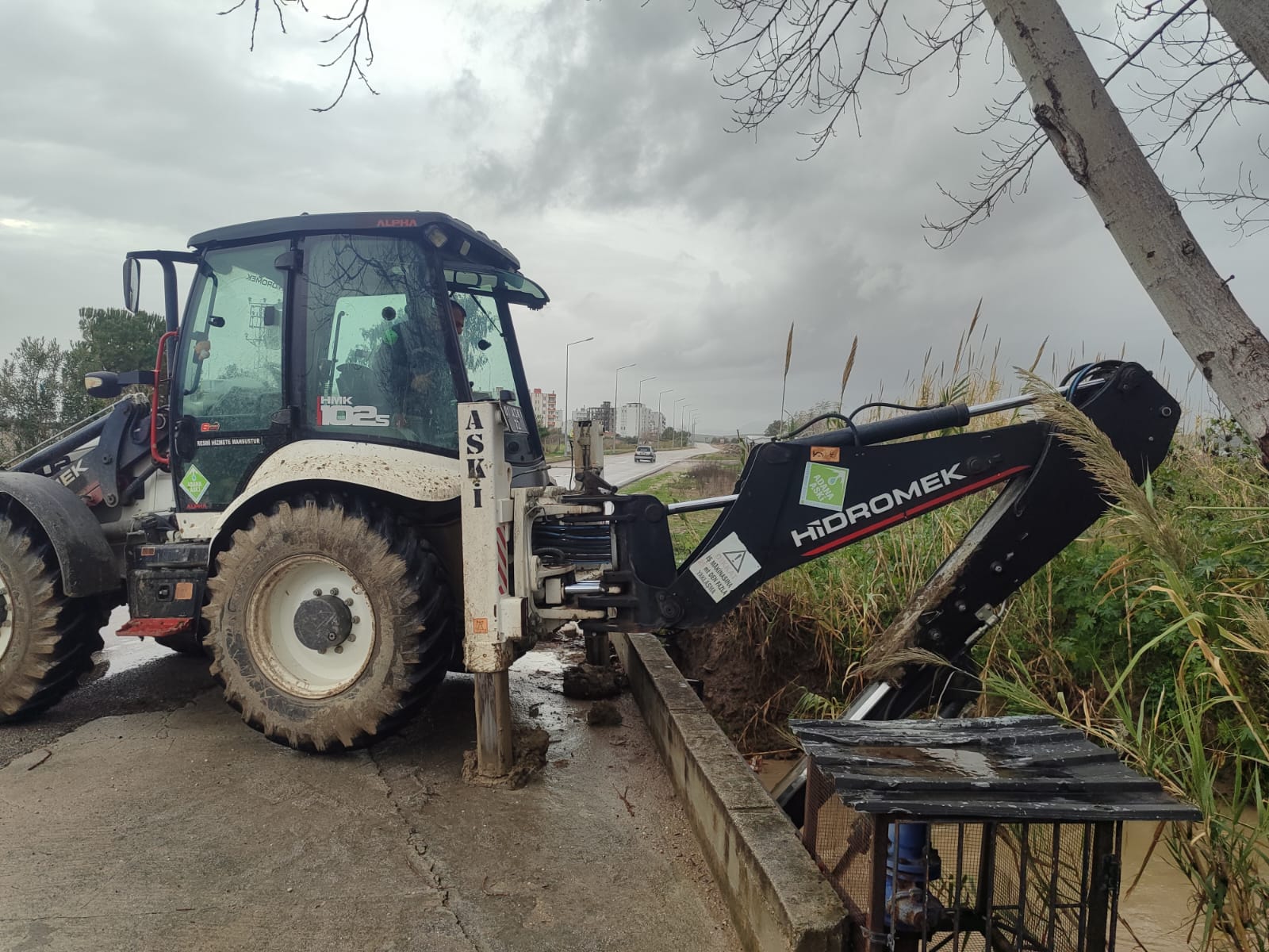 Yumurtalık'ta kapanan yollar açıldı, taşkın riski azaltıldı