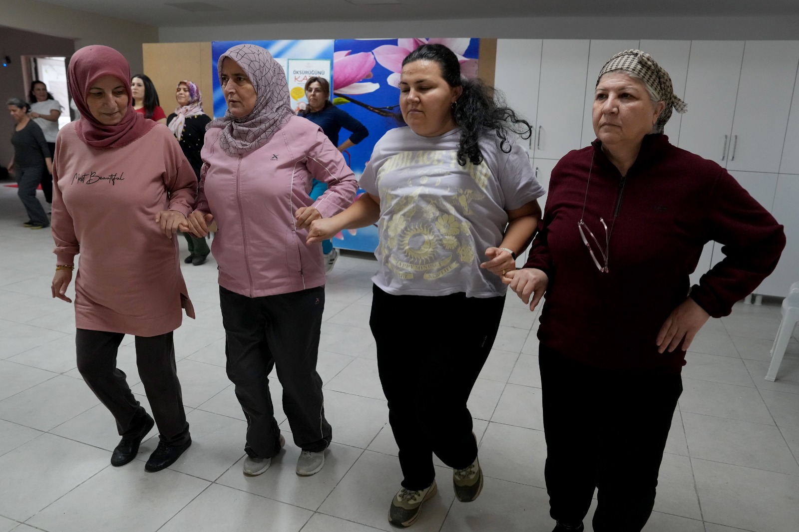 Çukurova Belediyesi'nden kadınlara özel ''Halk Oyunları Kursu'' büyük ilgi gördü