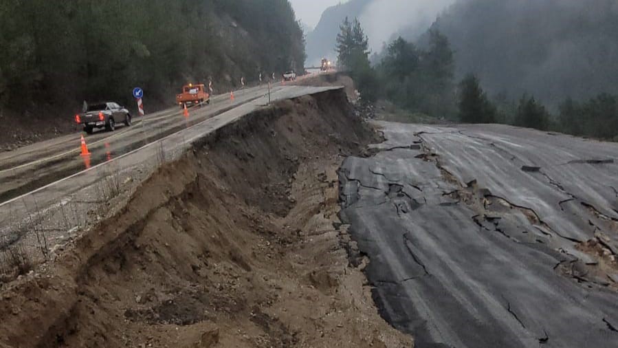 Feke’de helikopter pistinde heyelan meydana geldi