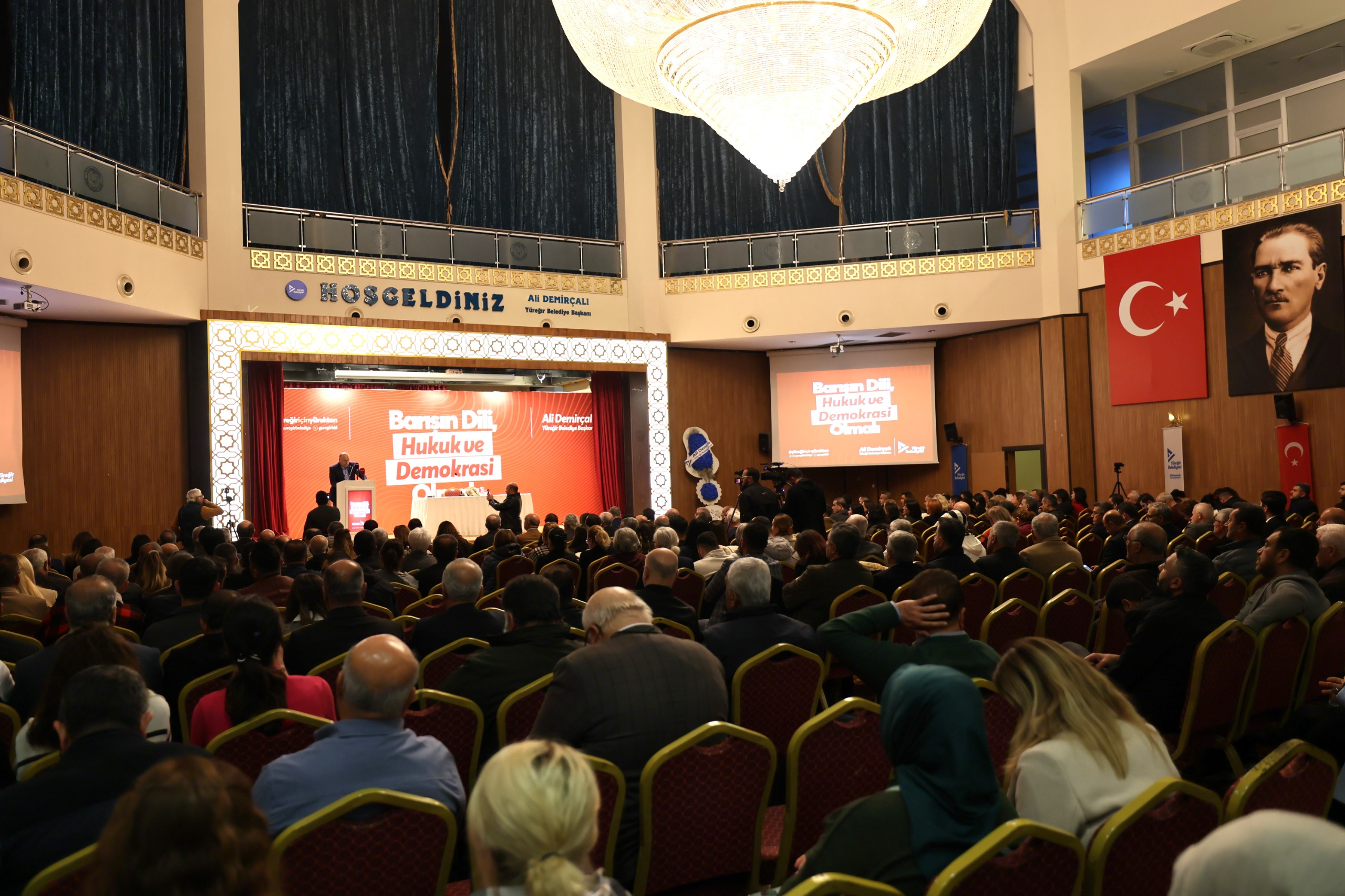 Yüreğir'de "Barışın Dili Hukuk ve Demokrasi Olmalı" Konferansı