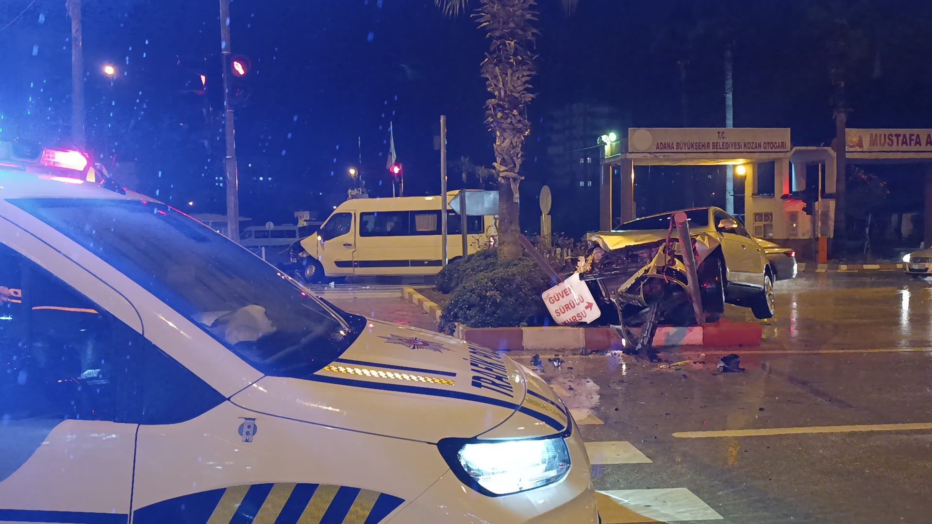 Minibüs ile otomobil çarpıştı: 4 kişi yaralandı