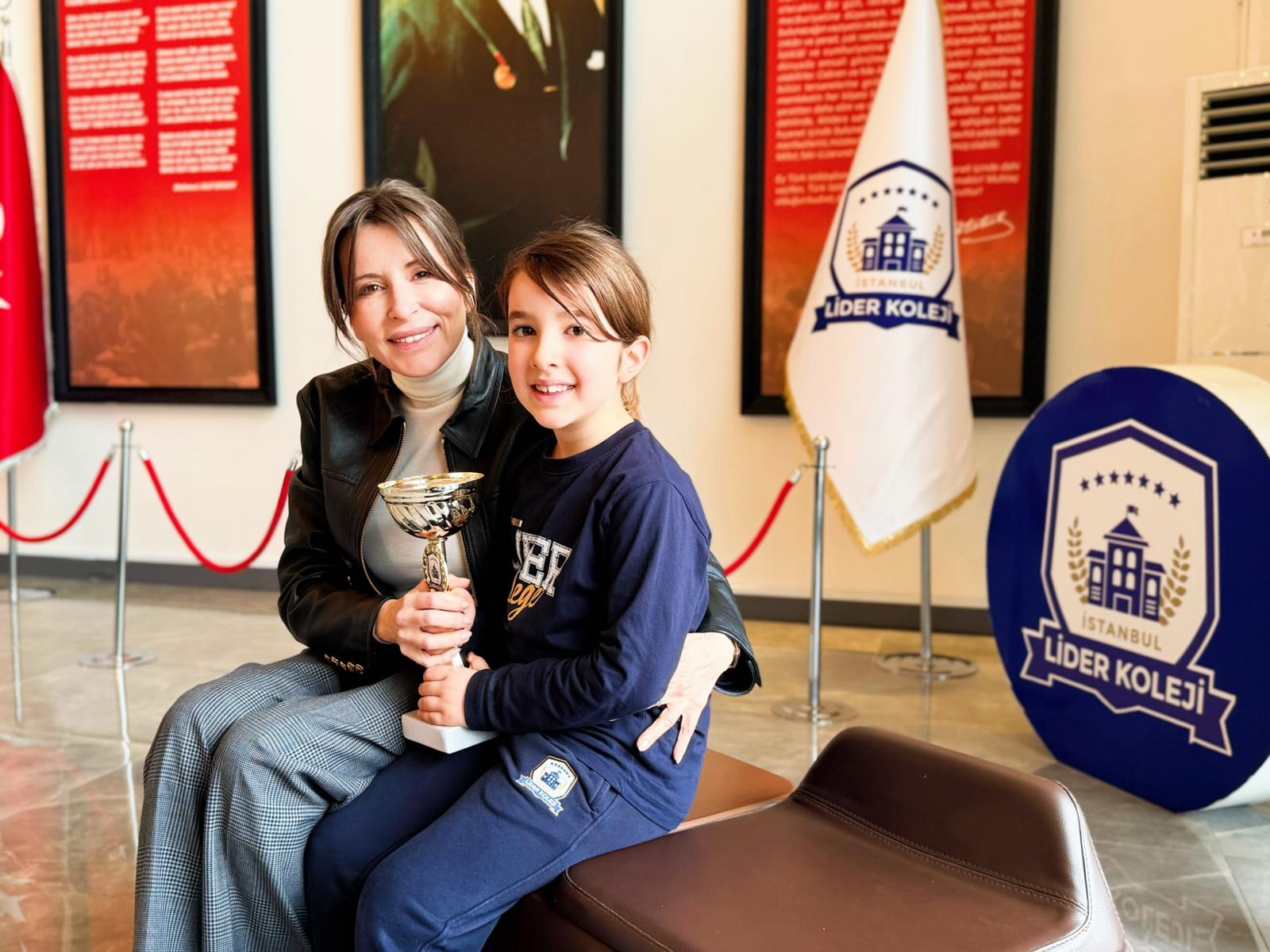 7 yaşındaki Yasmin Çetin, Adana’daki binicilik yarışmalarında birincilik kupasını kazandı