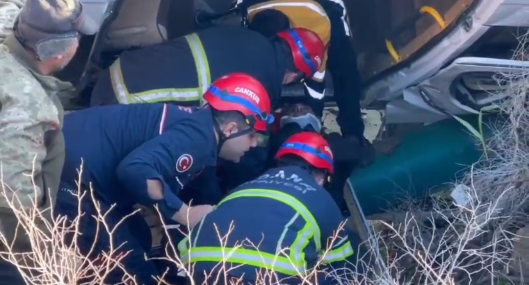 Adana’da öğrenci servisi şarampole devrildi: 2’si ağır 9 kişi yaralı