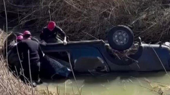Adana'da dereye devrilen kamyonetin sürücüsü hayatını kaybetti