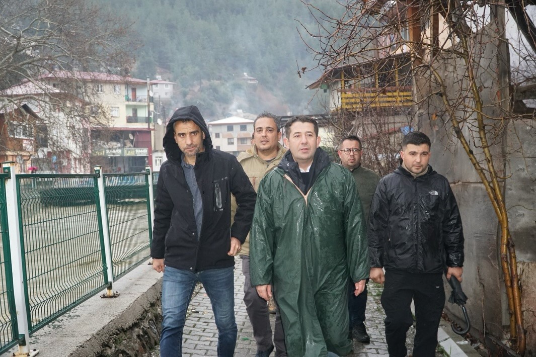 Adana'nın Feke, Saimbeyli ve Kozan ilçelerinde sel sonrası yoğun mesai