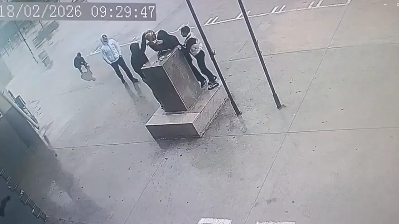 Adana’da Fırtınada Duygulandıran Anlar: Öğrenciler Atatürk Büstünü Korudu