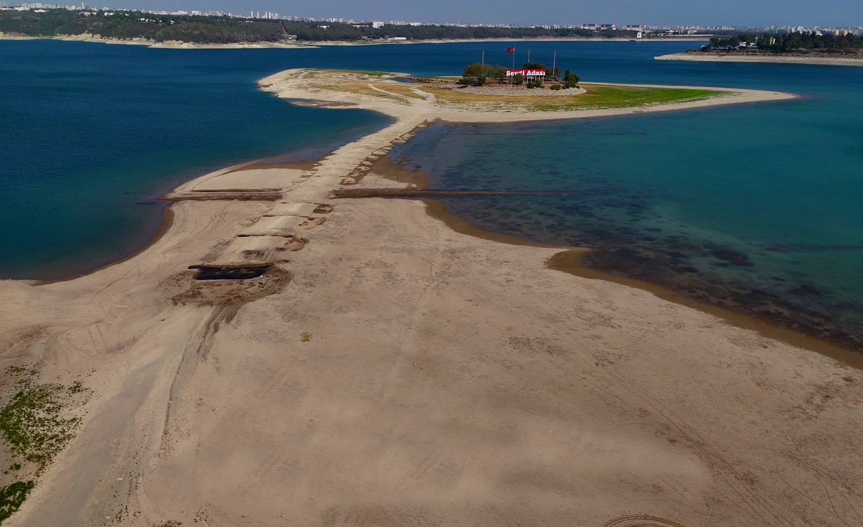 Adana'da gölde su seviyesi yükseldi, Sevgi Adası yolu kayboldu