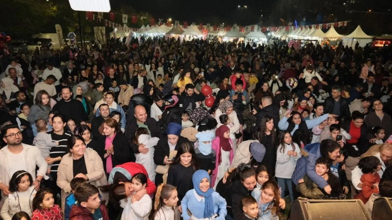 Adana’da Ramazan geceleri Merkez Park’ta şenleniyor