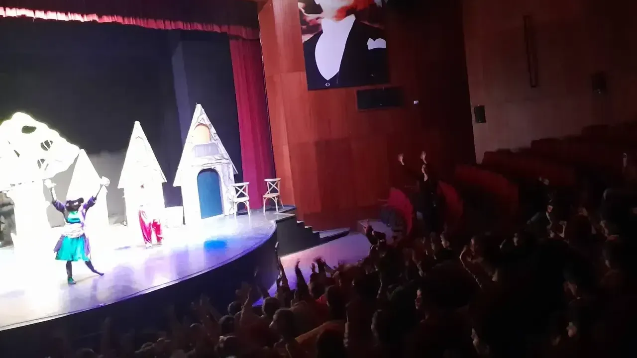 Seyhan’da “Umuda Dönüşüm” projesiyle öğrenciler tiyatroyla buluştu