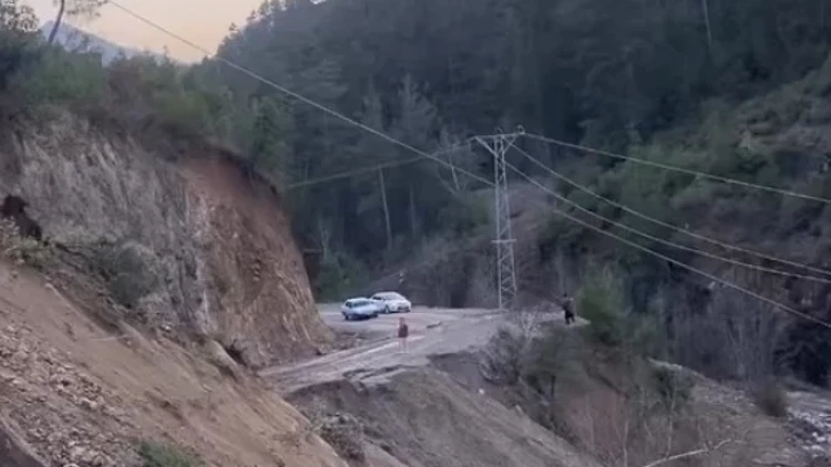 Feke’de heyelan yolu kapattı, mahalle ilçe merkezinden koptu