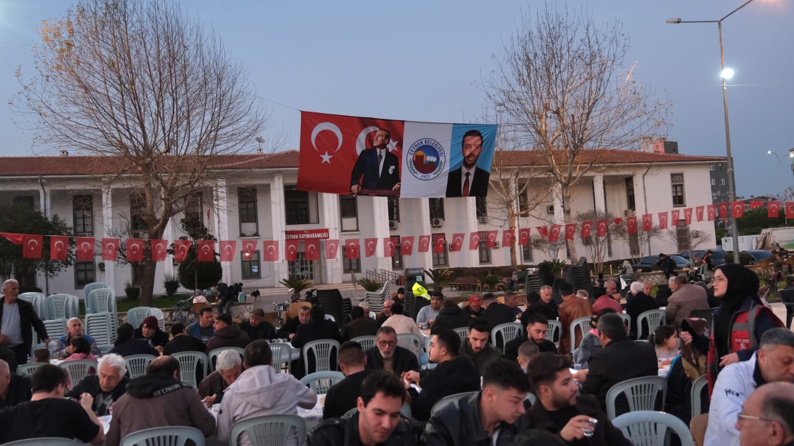 Ceyhan Belediyesi Cumhuriyet Meydanı’nda binlerce vatandaşı iftarda buluşturdu