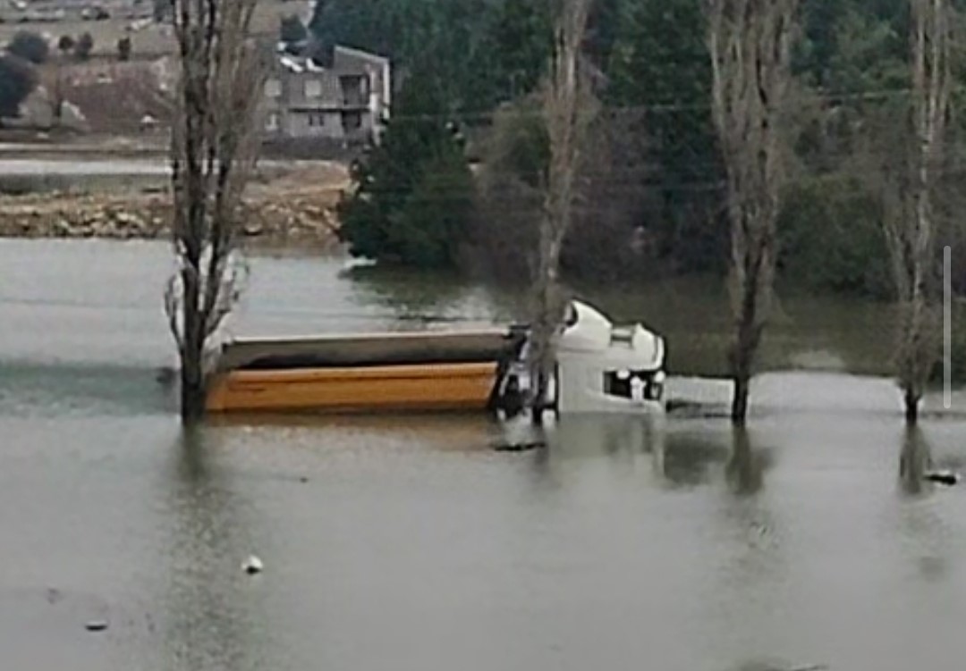 Adana’da köyü su bastı, yollar kapandı: Bir kamyon suya gömüldü