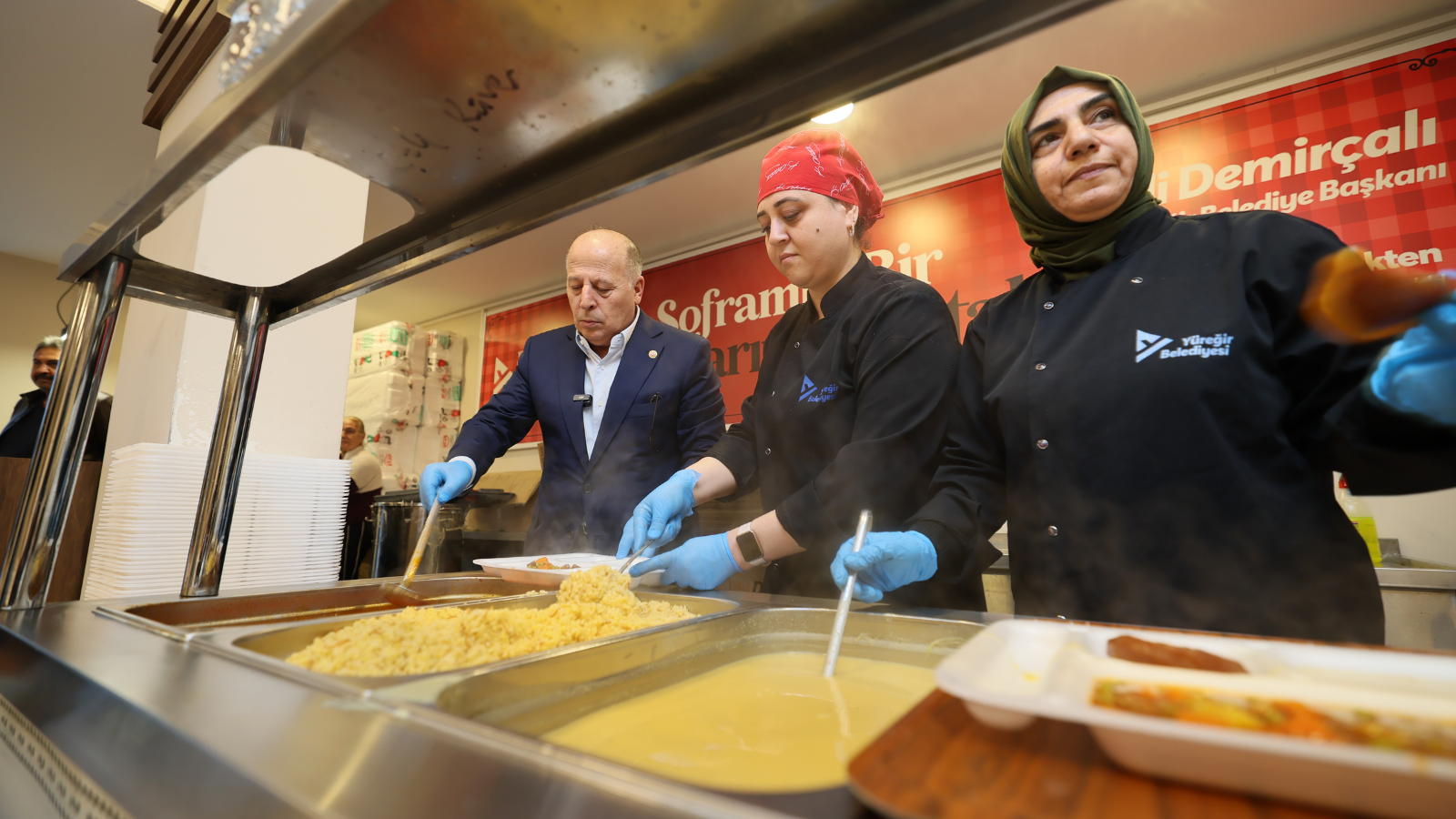 Yüreğir Belediyesi’nden Dayanışma Sofrası