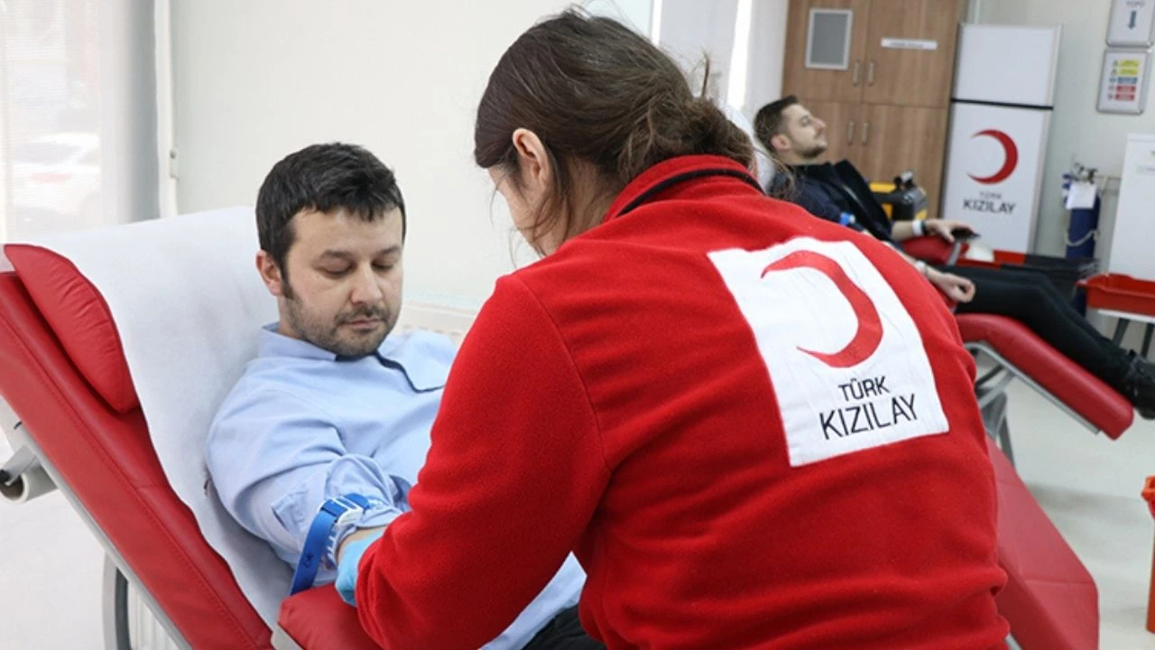 Oruçlu iken kan vermek ve vücuda kan almak orucu bozar mı?