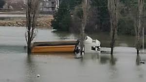 Adana'da baraj kapakları açılınca, Etekli köyü sular altında kaldı