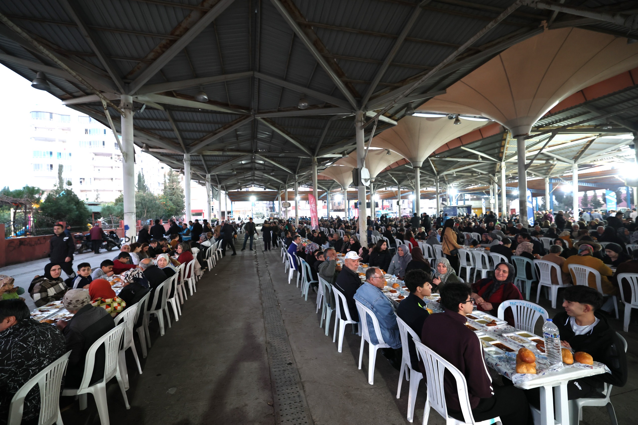 Yüreğir Belediyesi'nden Serinevler'de birlik ve beraberlik iftarı