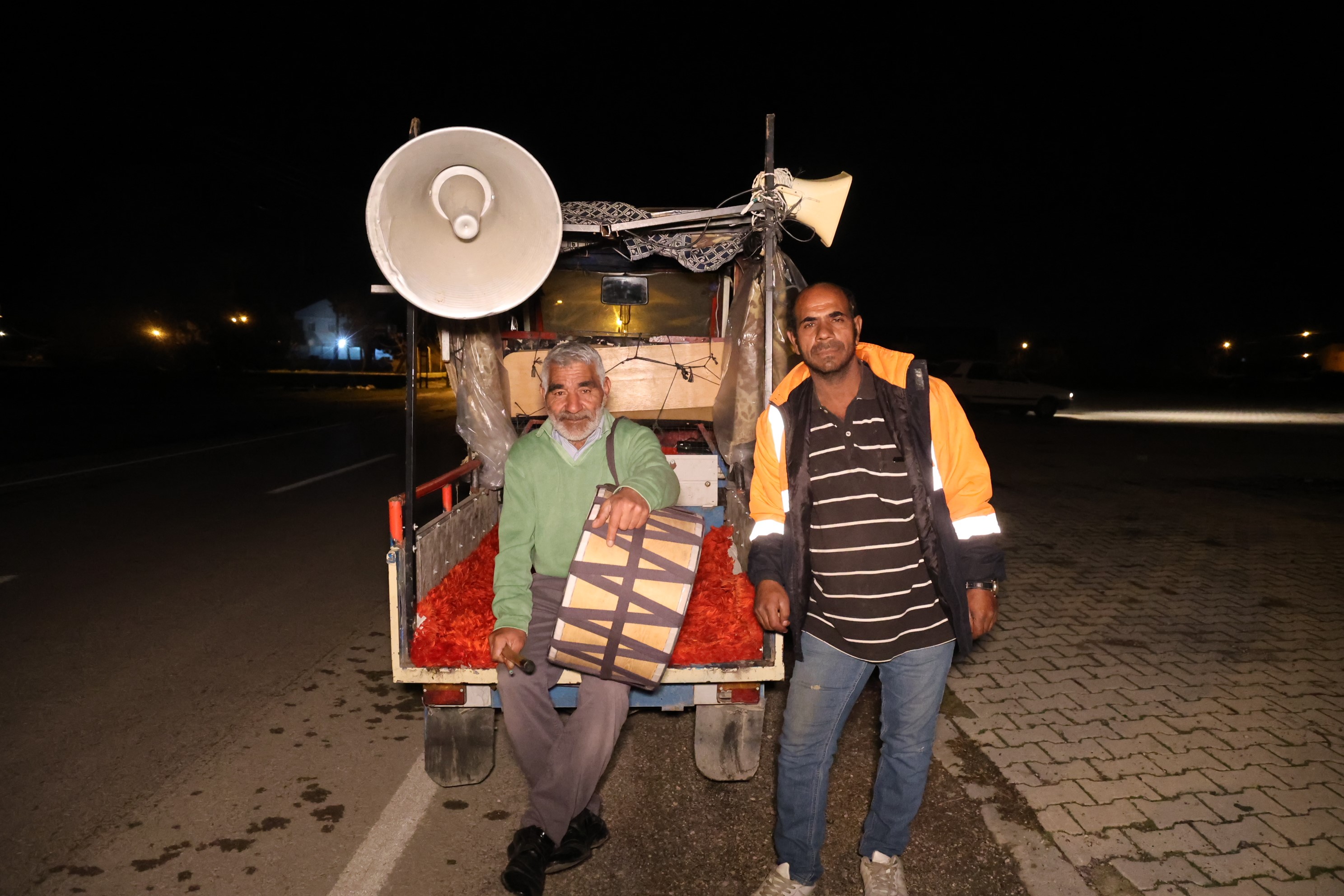 Ramazan davulcusundan hem geleneksel hem teknolojik yöntem