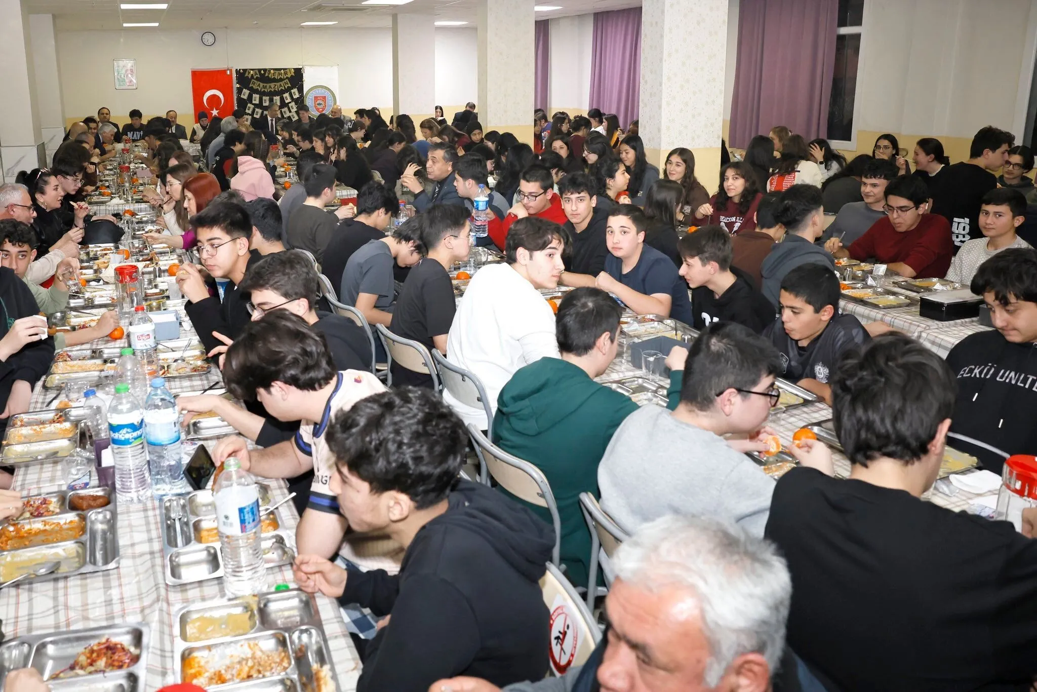 Adana Valisi Mustafa Yavuz iftarda gençlerle bir araya geldi