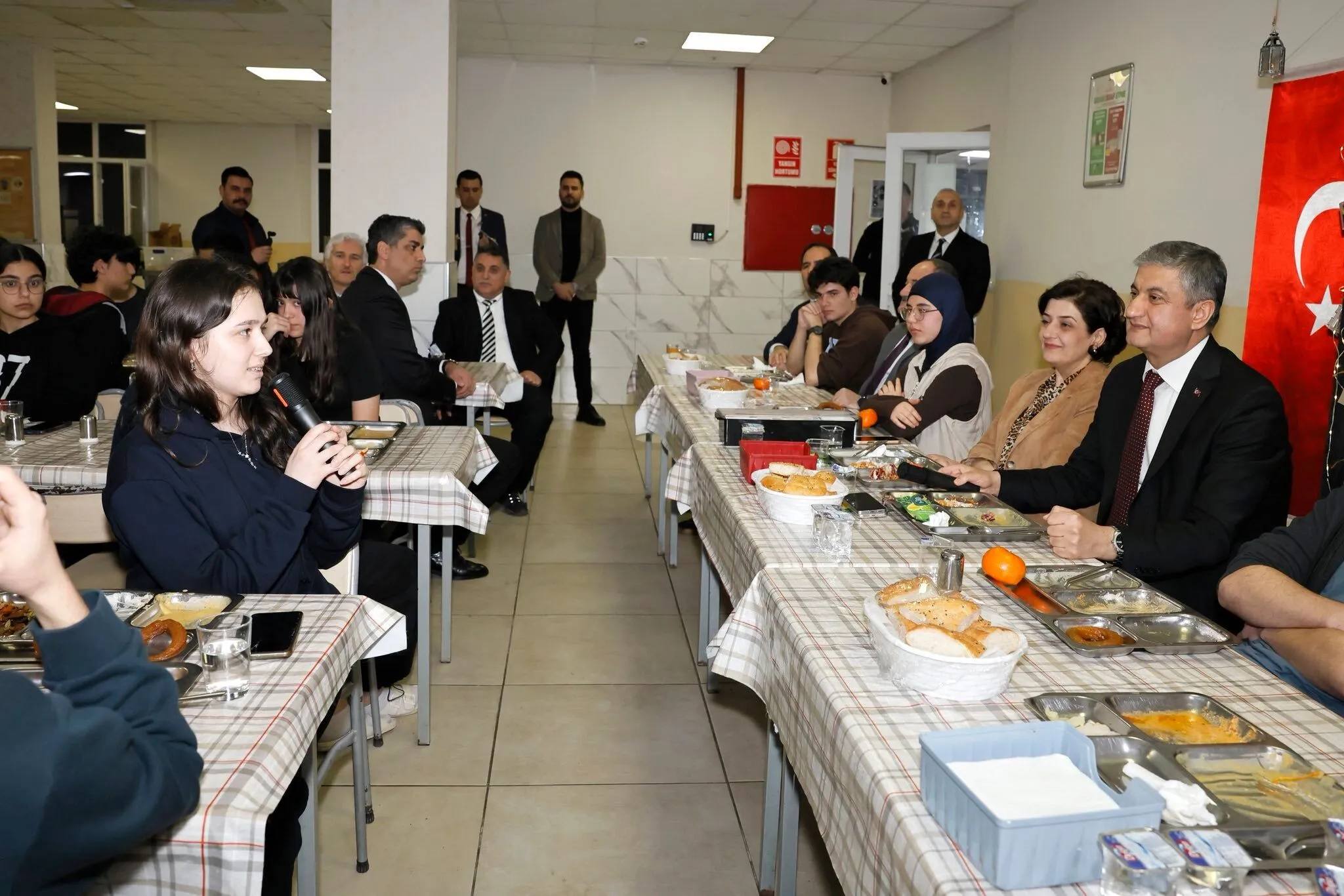 Vali Yavuz, Fen Lisesi öğrencileriyle iftar sofrasında buluştu