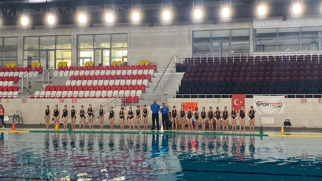 Genç sutopcular Adana’da madalya için yarıştı